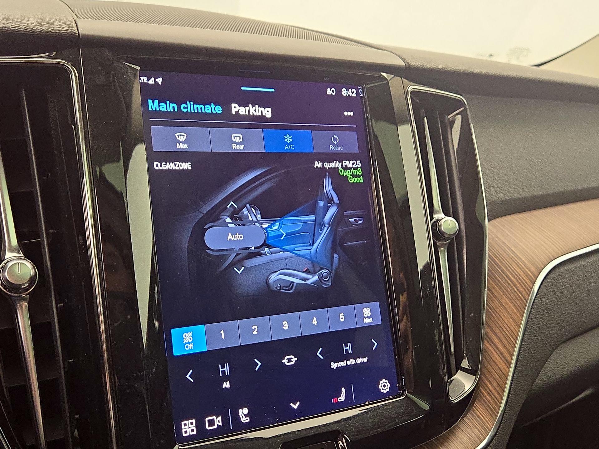 Thumbnail: 2022 Volvo XC60 - 16