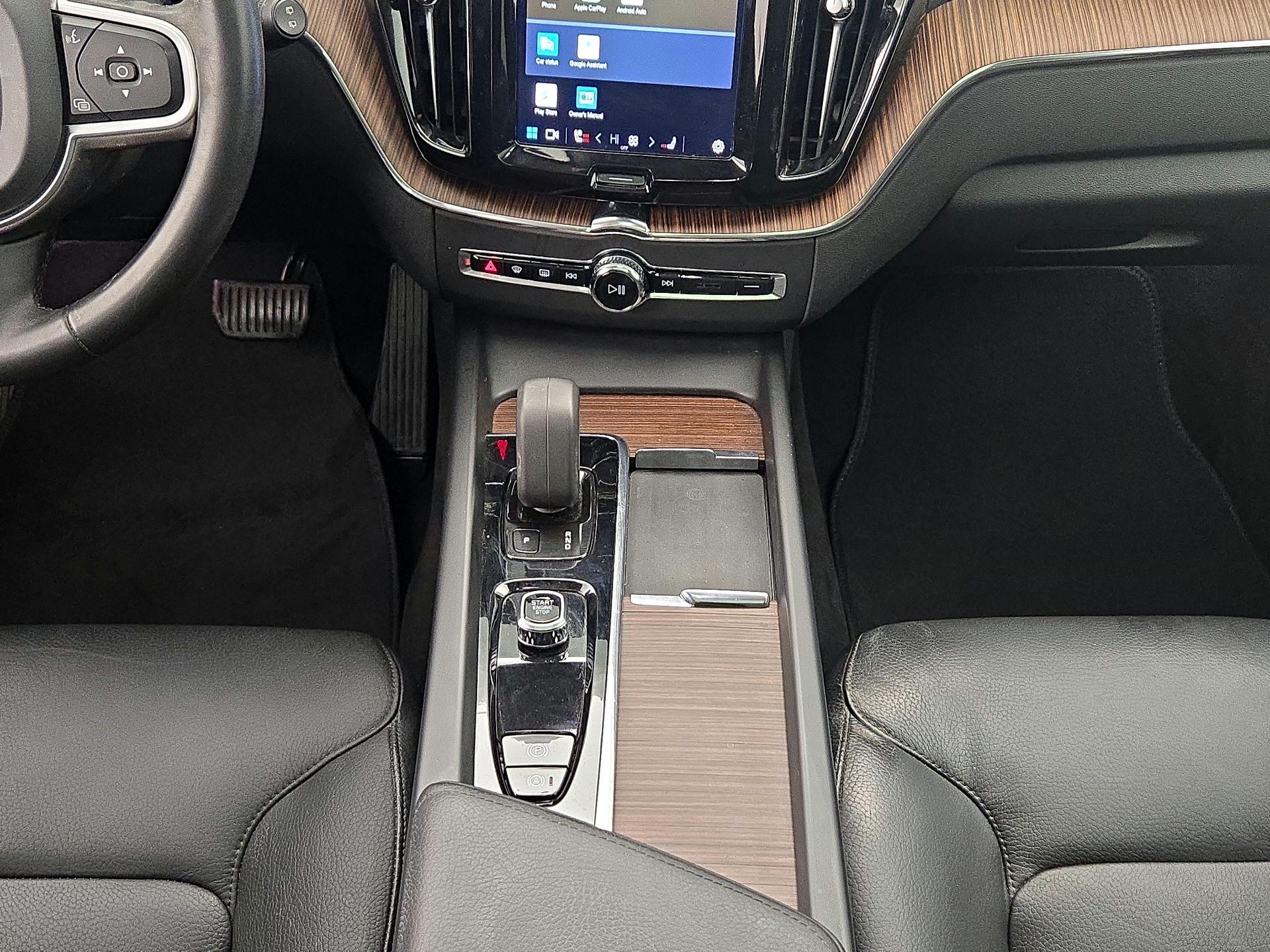 Thumbnail: 2022 Volvo XC60 - 17