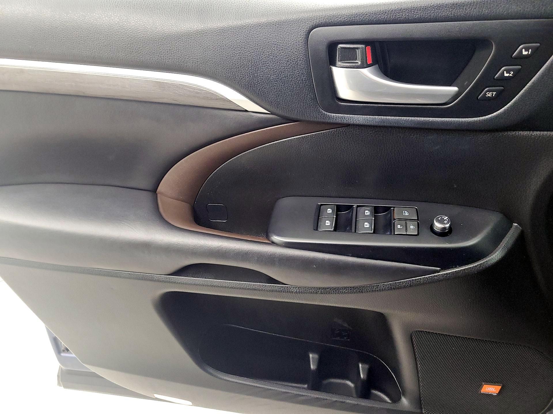 Thumbnail: 2018 Toyota Highlander - 12