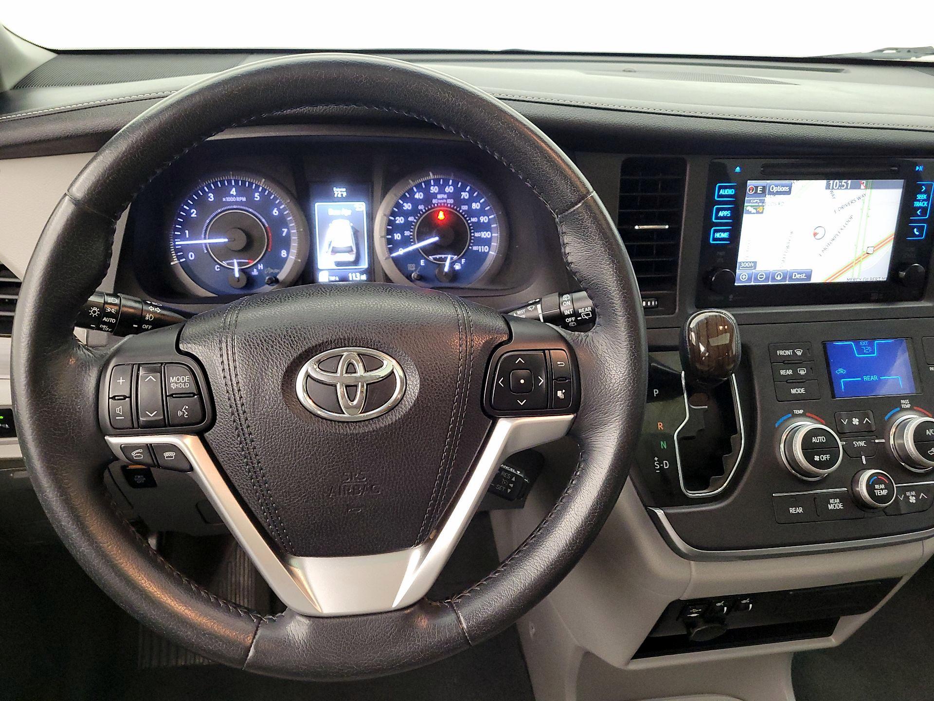 Thumbnail: 2015 Toyota Sienna - 10