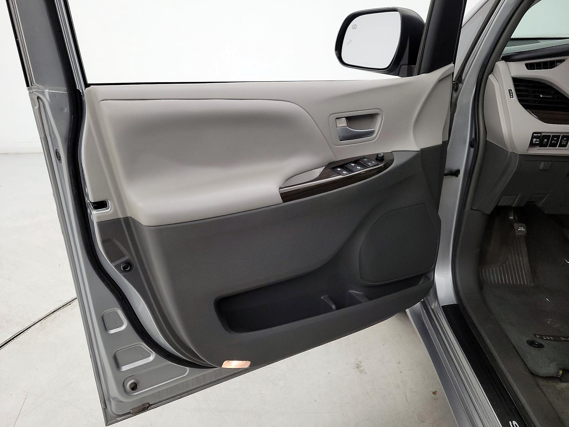 Thumbnail: 2015 Toyota Sienna - 12