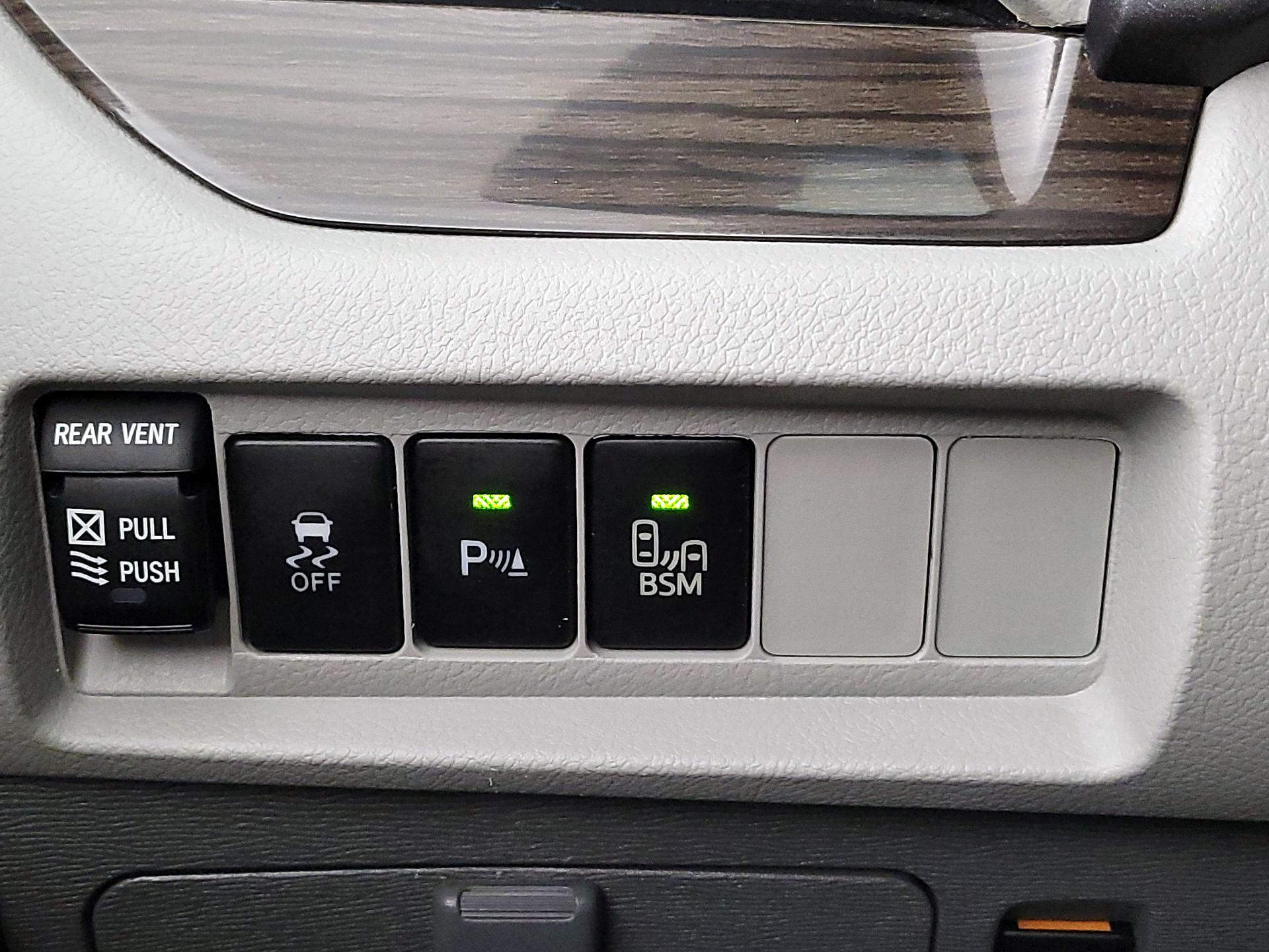 Thumbnail: 2015 Toyota Sienna - 13