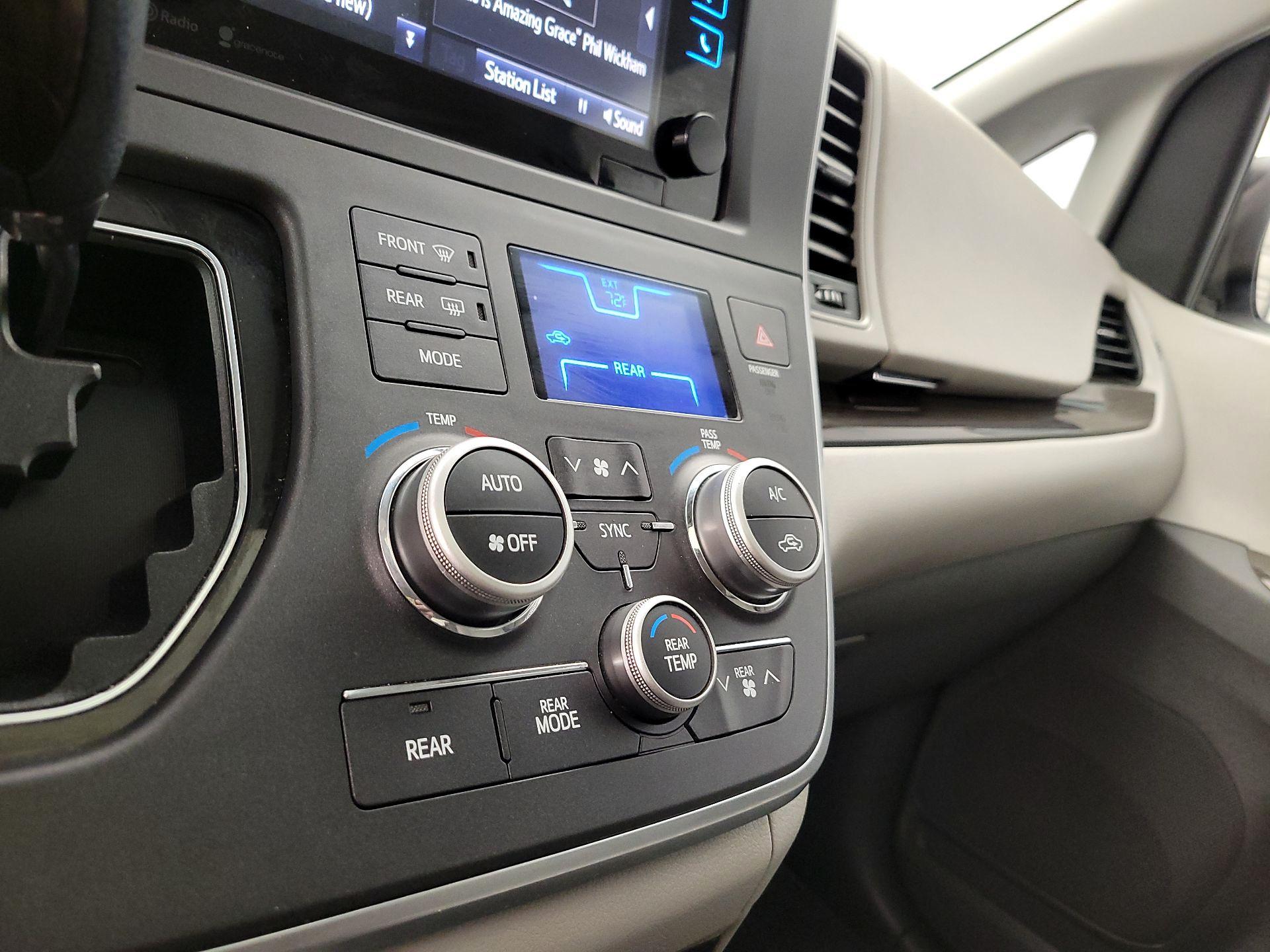 Thumbnail: 2015 Toyota Sienna - 17