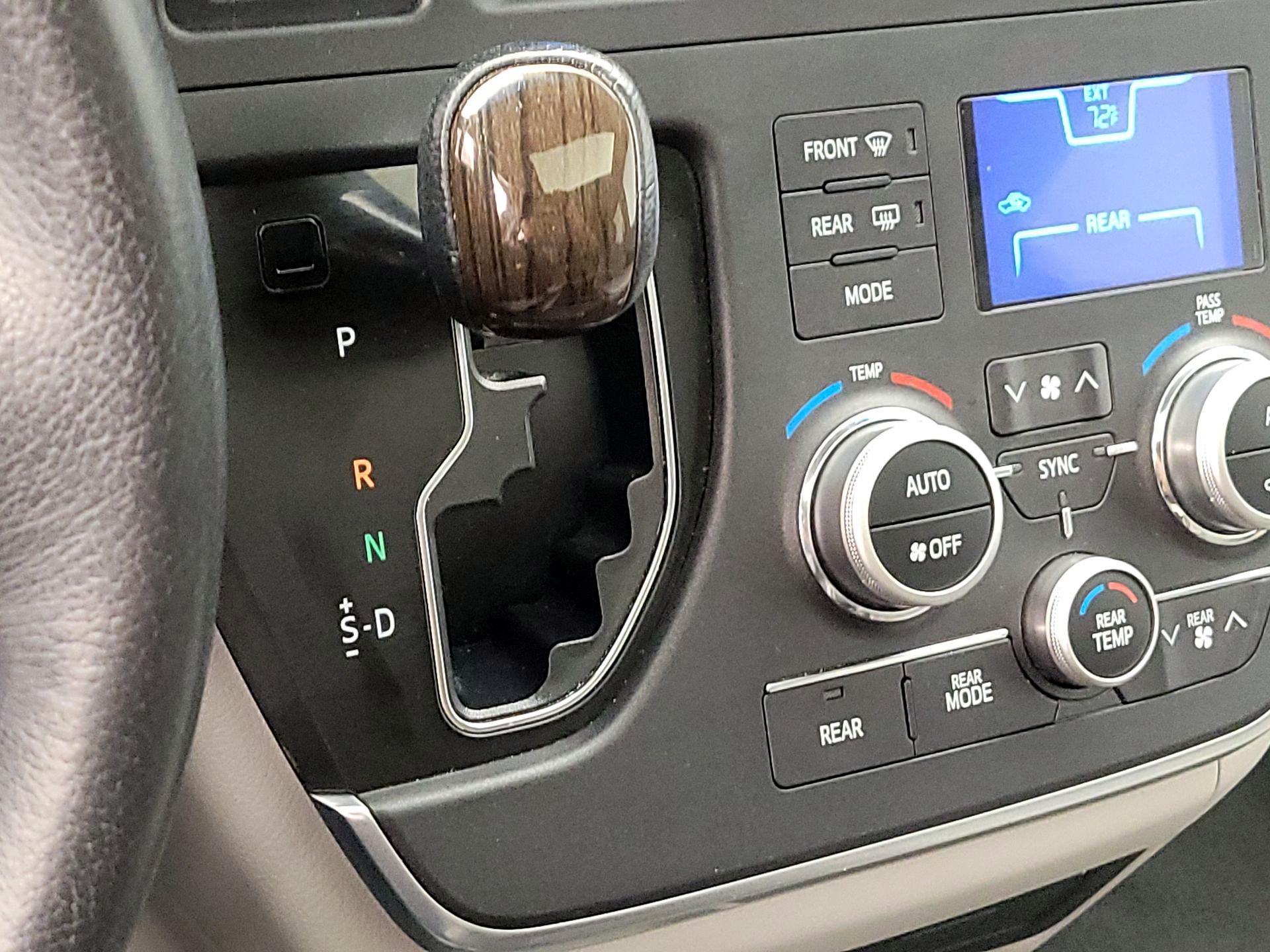 Thumbnail: 2015 Toyota Sienna - 18