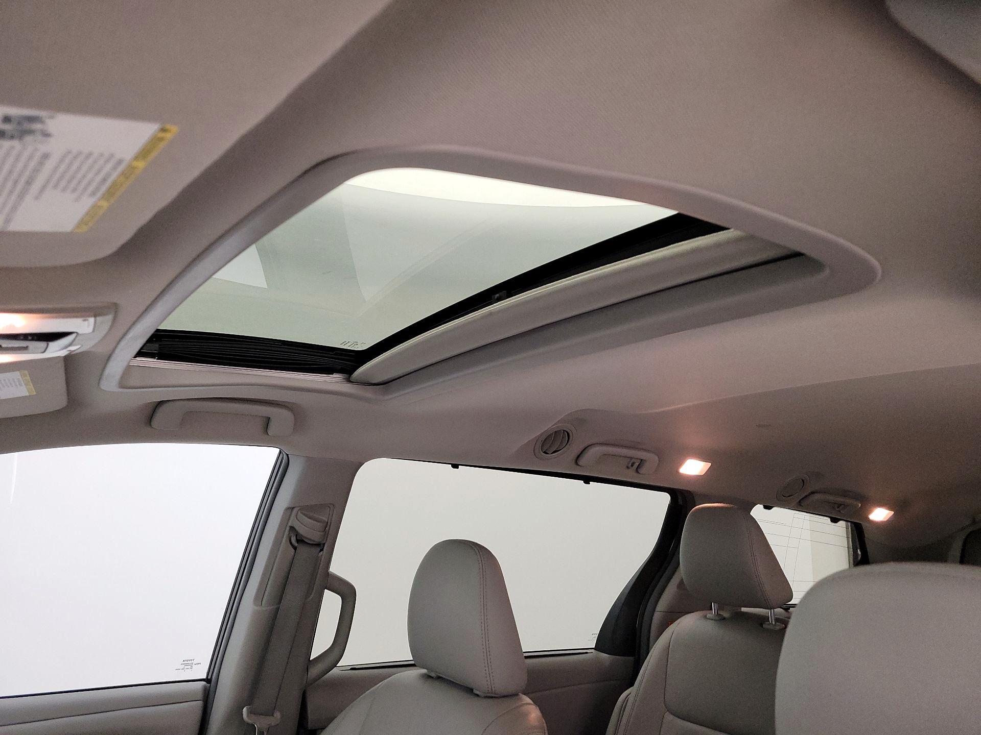 Thumbnail: 2015 Toyota Sienna - 20