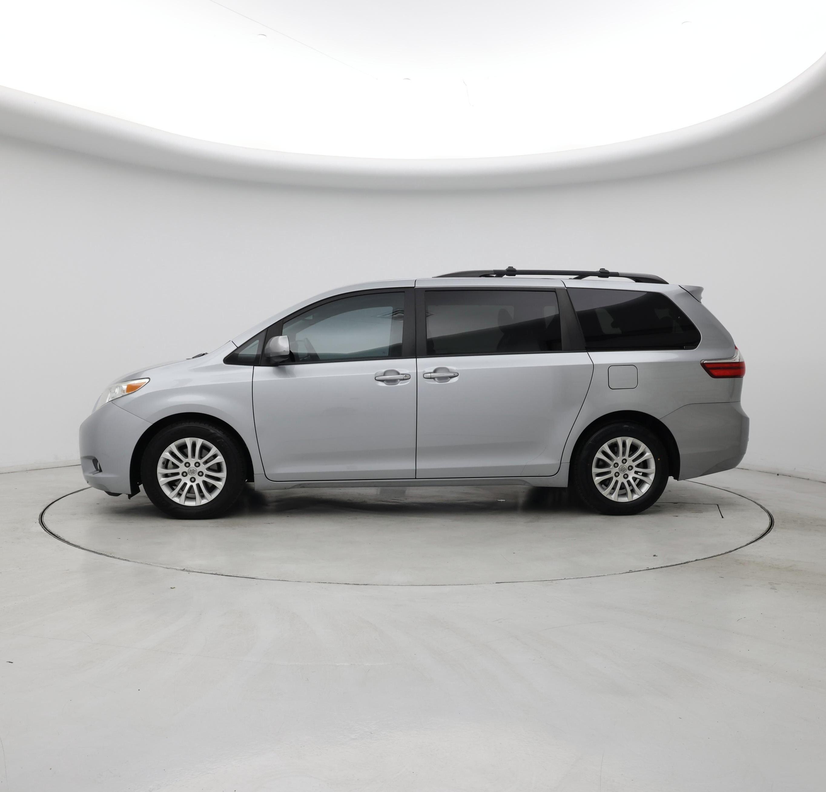 Thumbnail: 2015 Toyota Sienna - 3