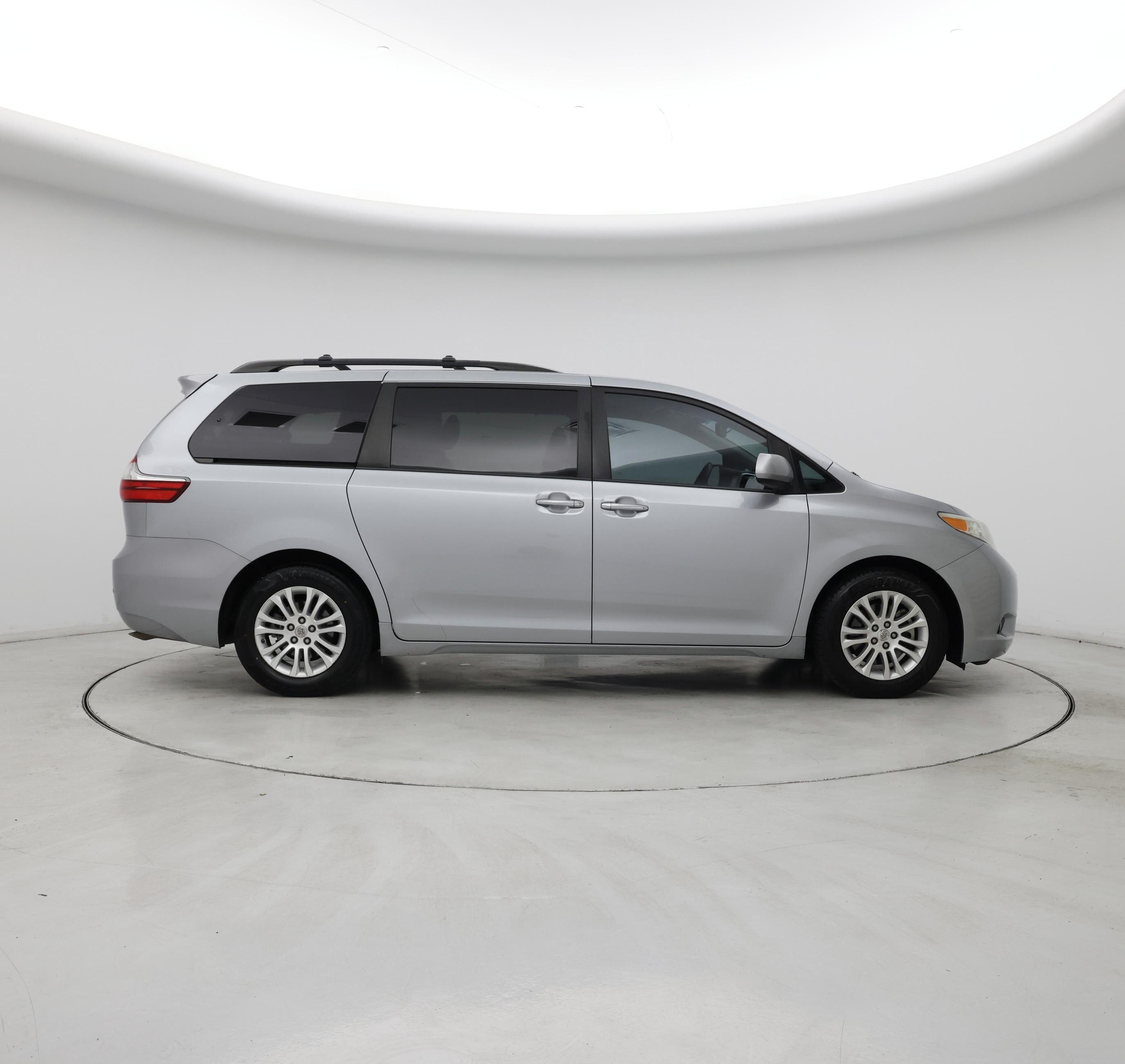 Thumbnail: 2015 Toyota Sienna - 7