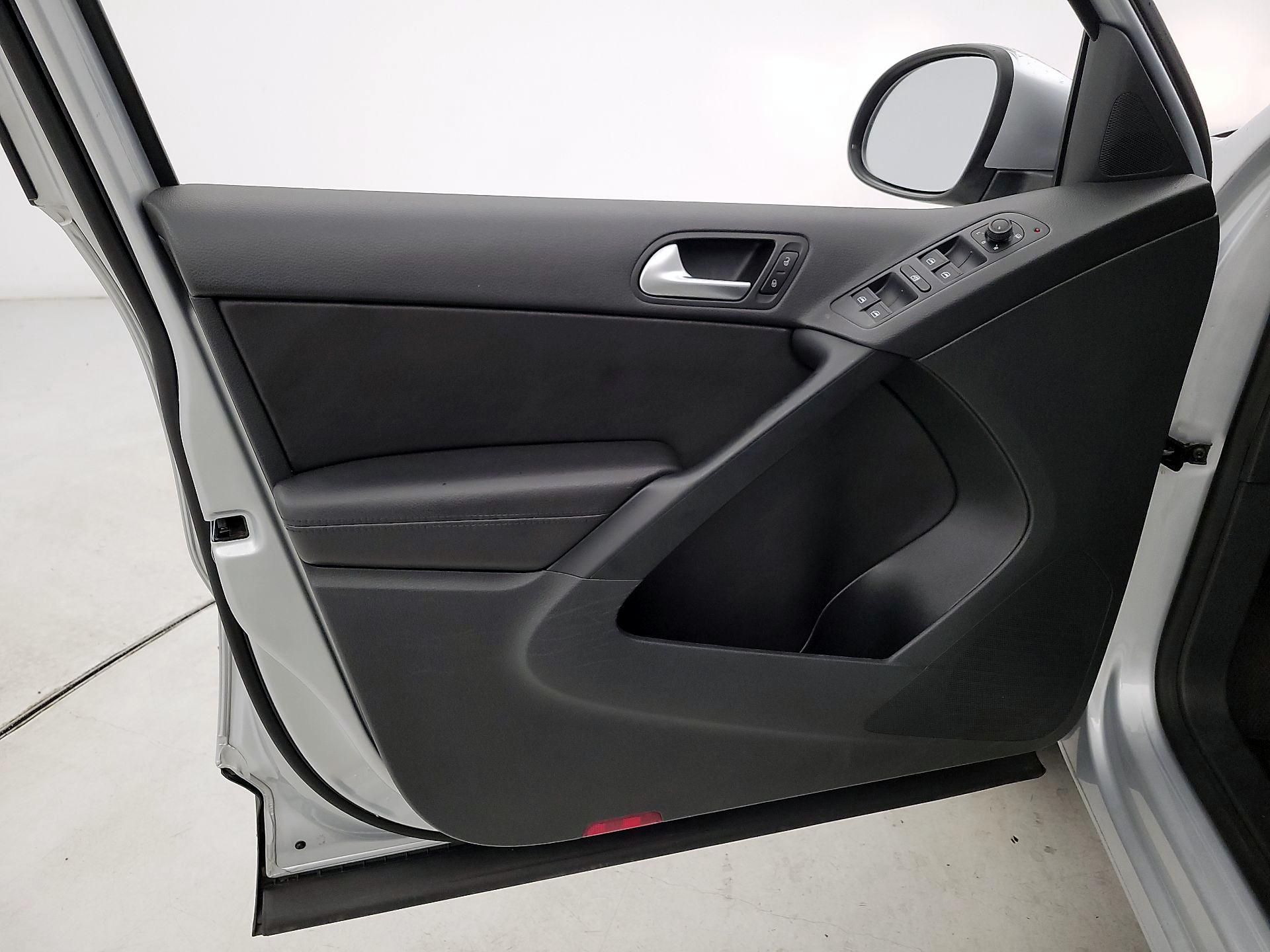 Thumbnail: 2016 Volkswagen Tiguan - 12