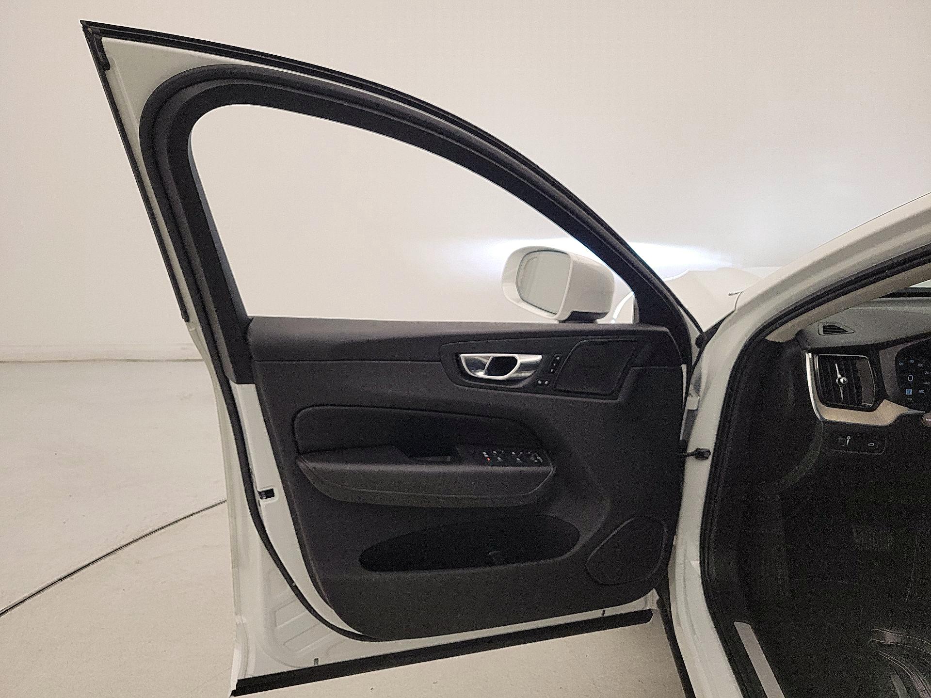 Thumbnail: 2021 Volvo XC60 - 12