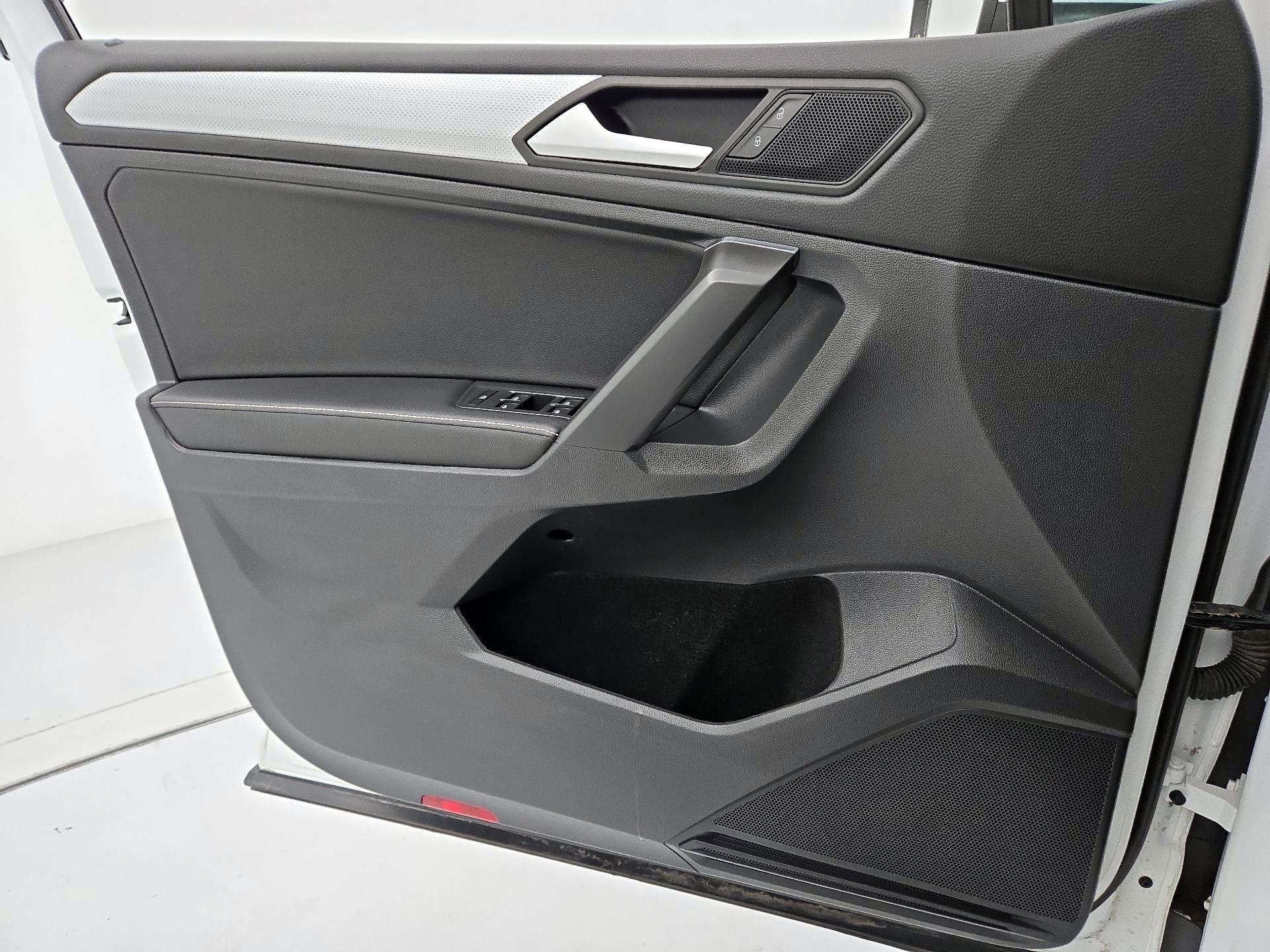 Thumbnail: 2022 Volkswagen Tiguan - 12