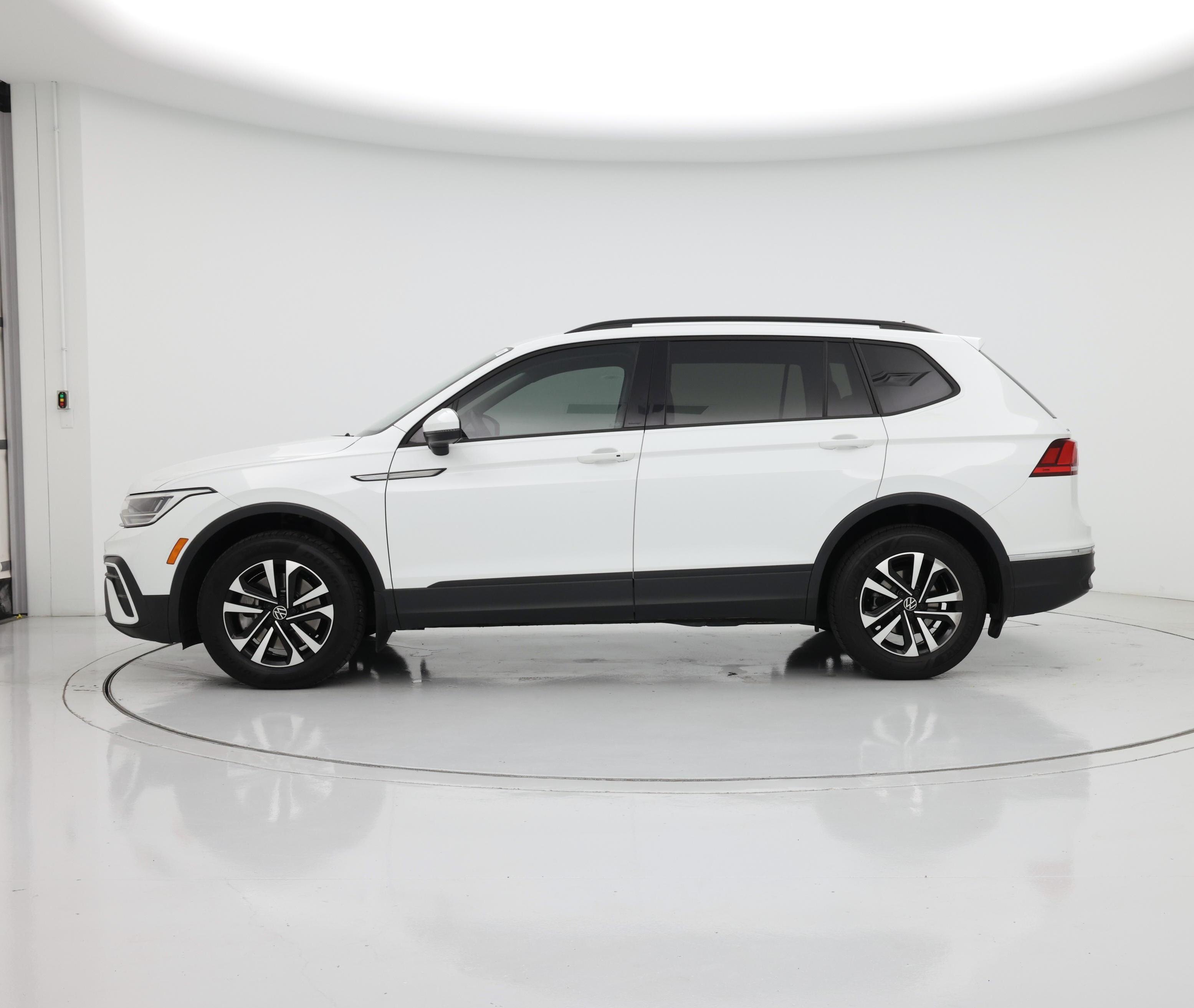 Thumbnail: 2022 Volkswagen Tiguan - 3