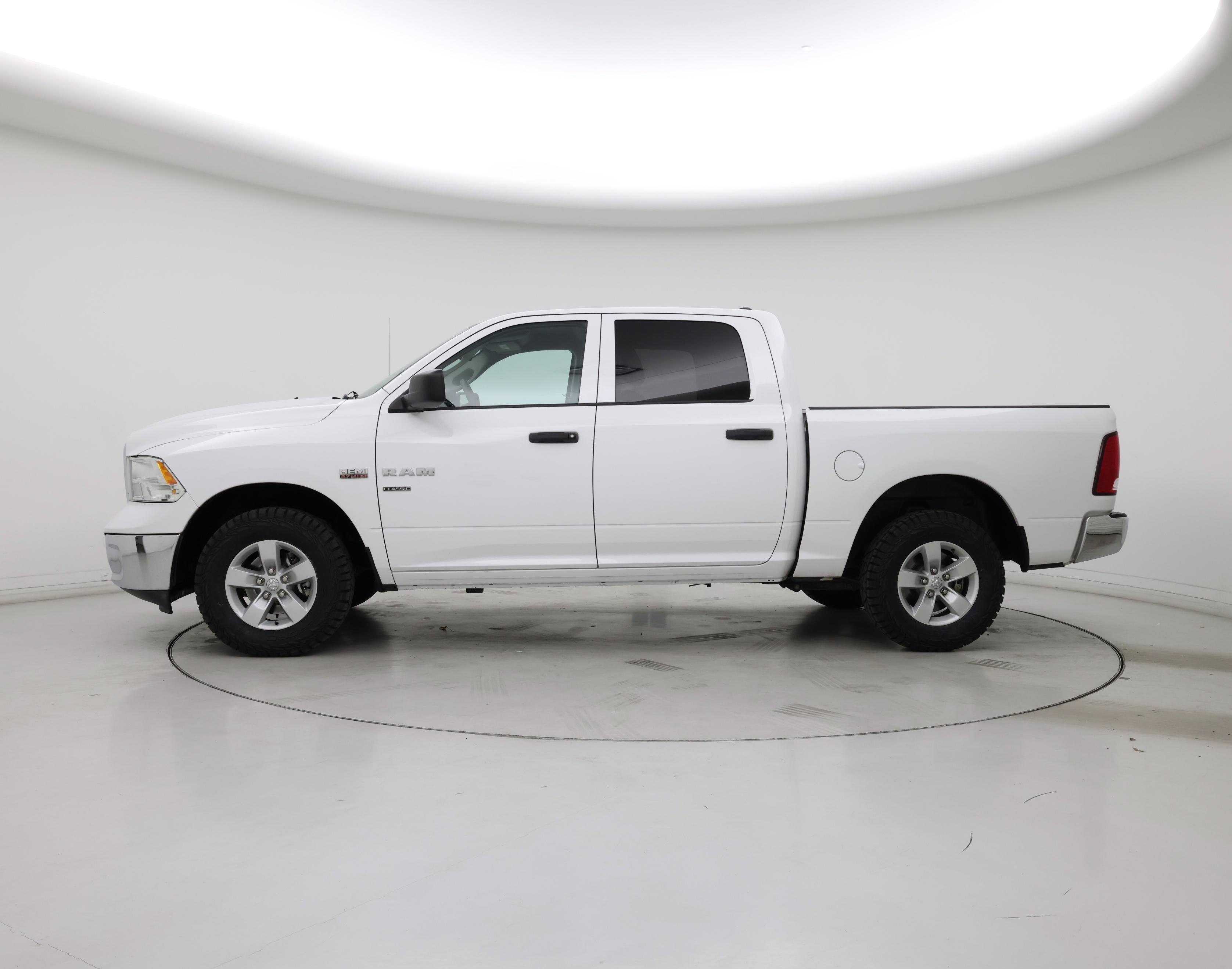 Thumbnail: 2019 RAM 1500 Classic - 3