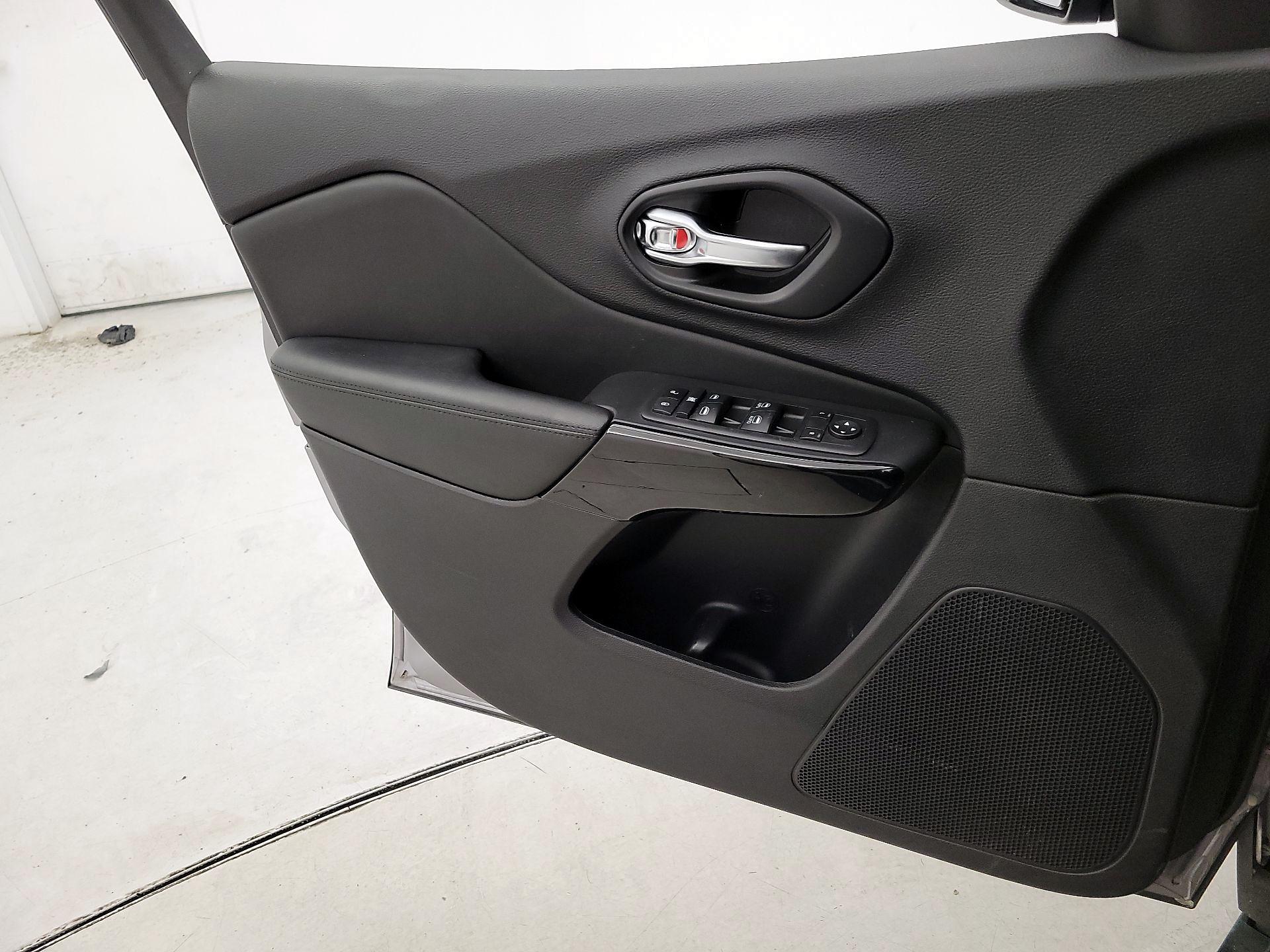 Thumbnail: 2021 Jeep Cherokee - 12