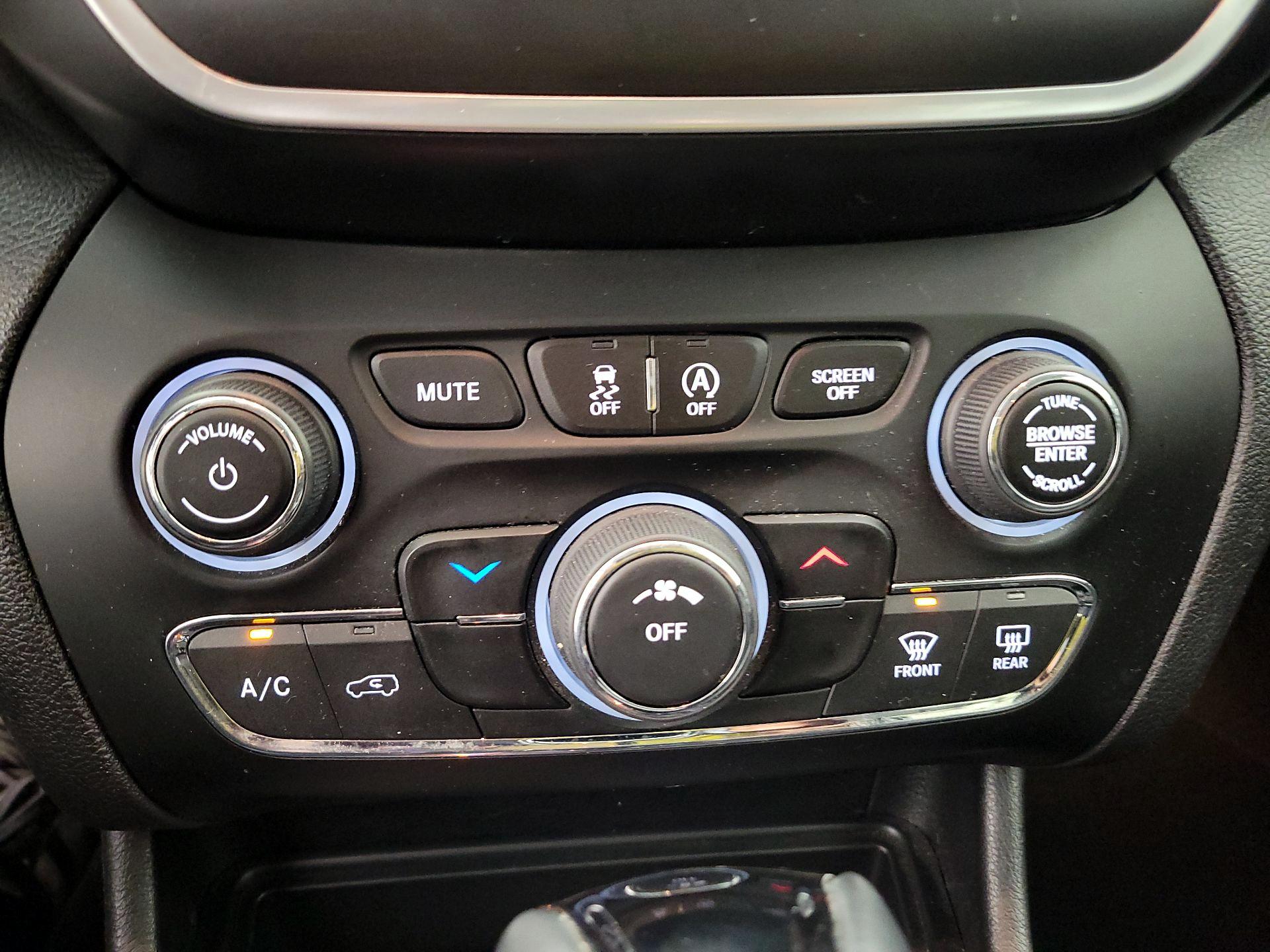 Thumbnail: 2021 Jeep Cherokee - 16