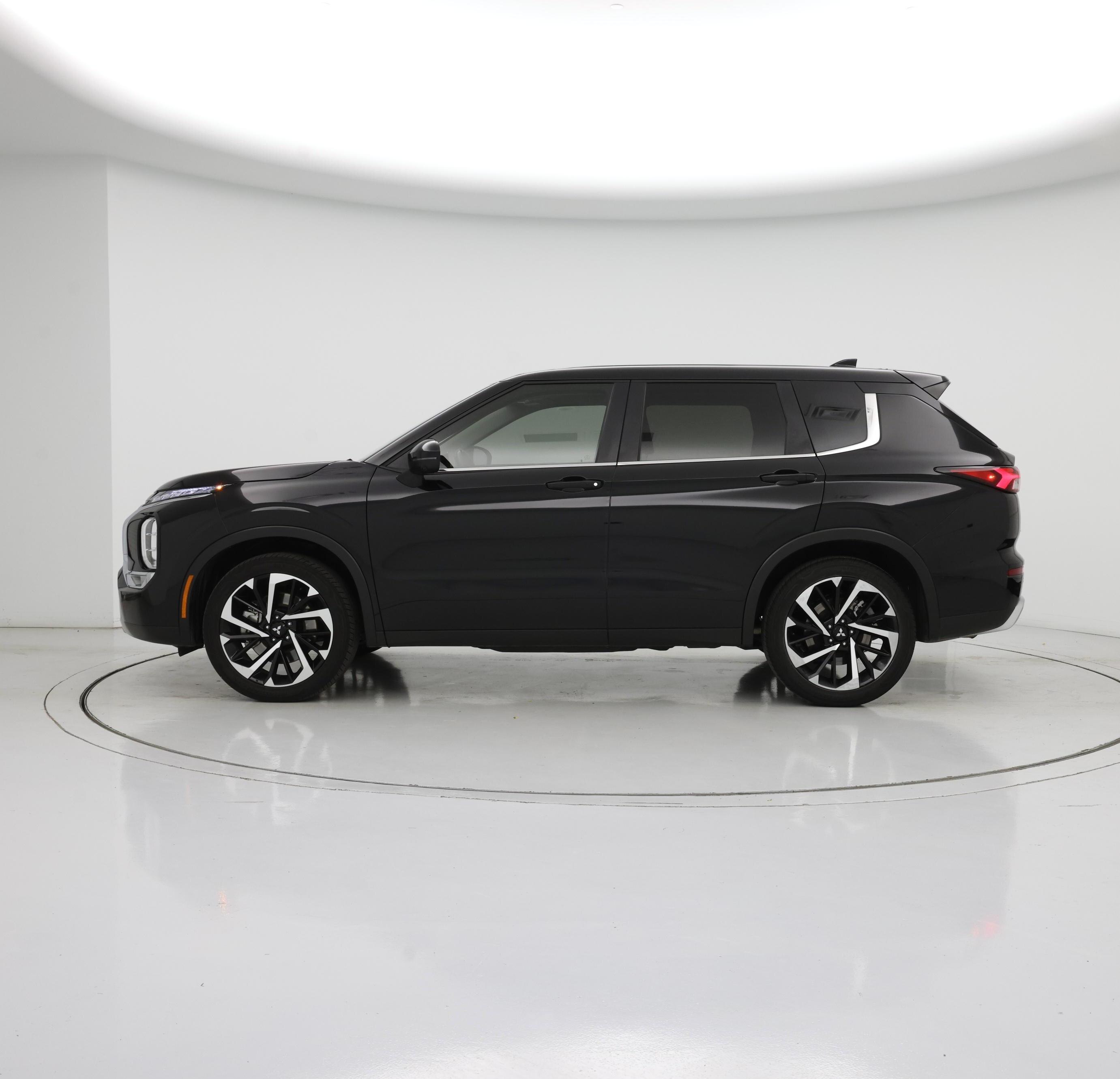 Thumbnail: 2024 Mitsubishi Outlander - 3