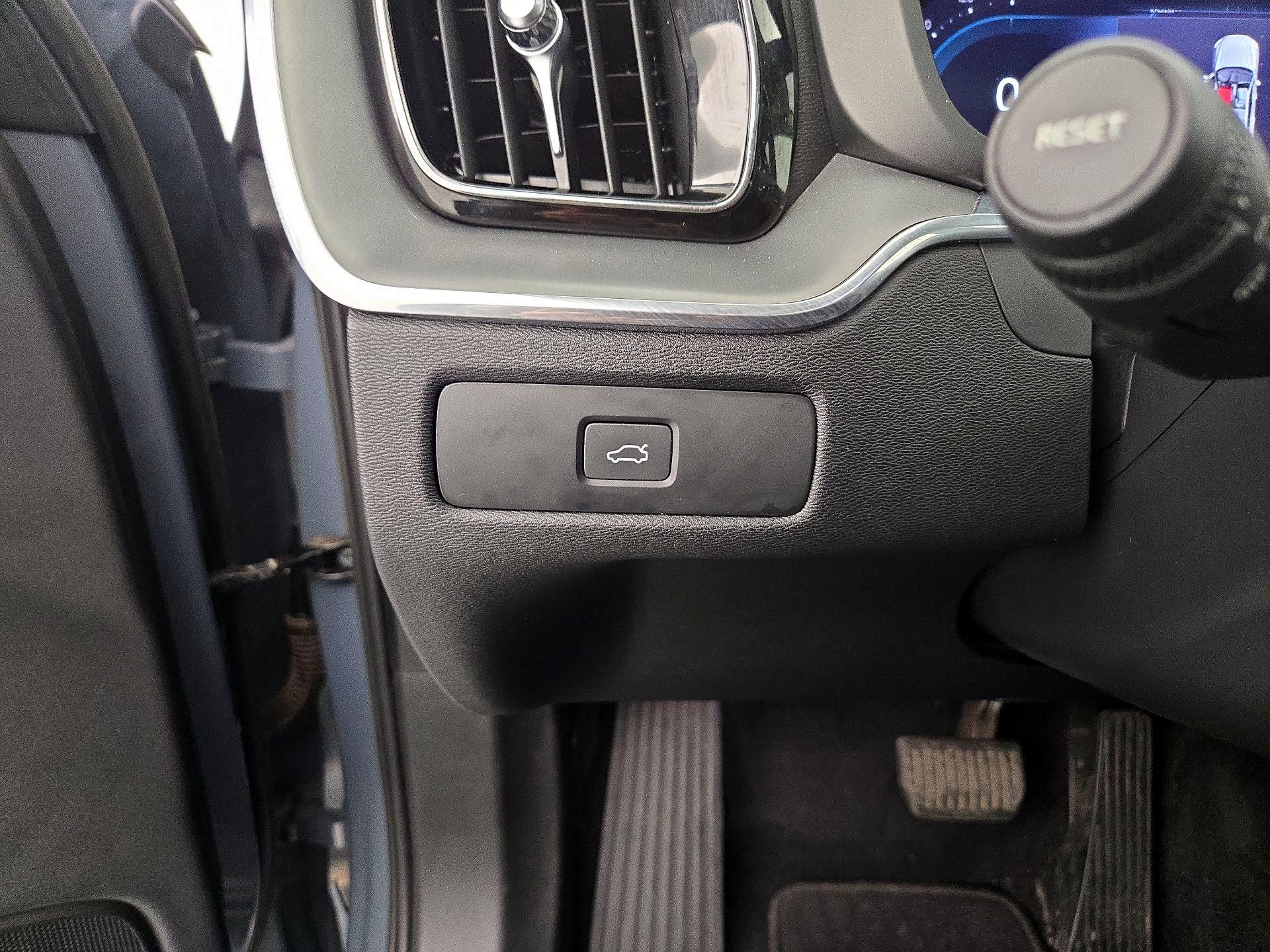 Thumbnail: 2023 Volvo XC60 - 13