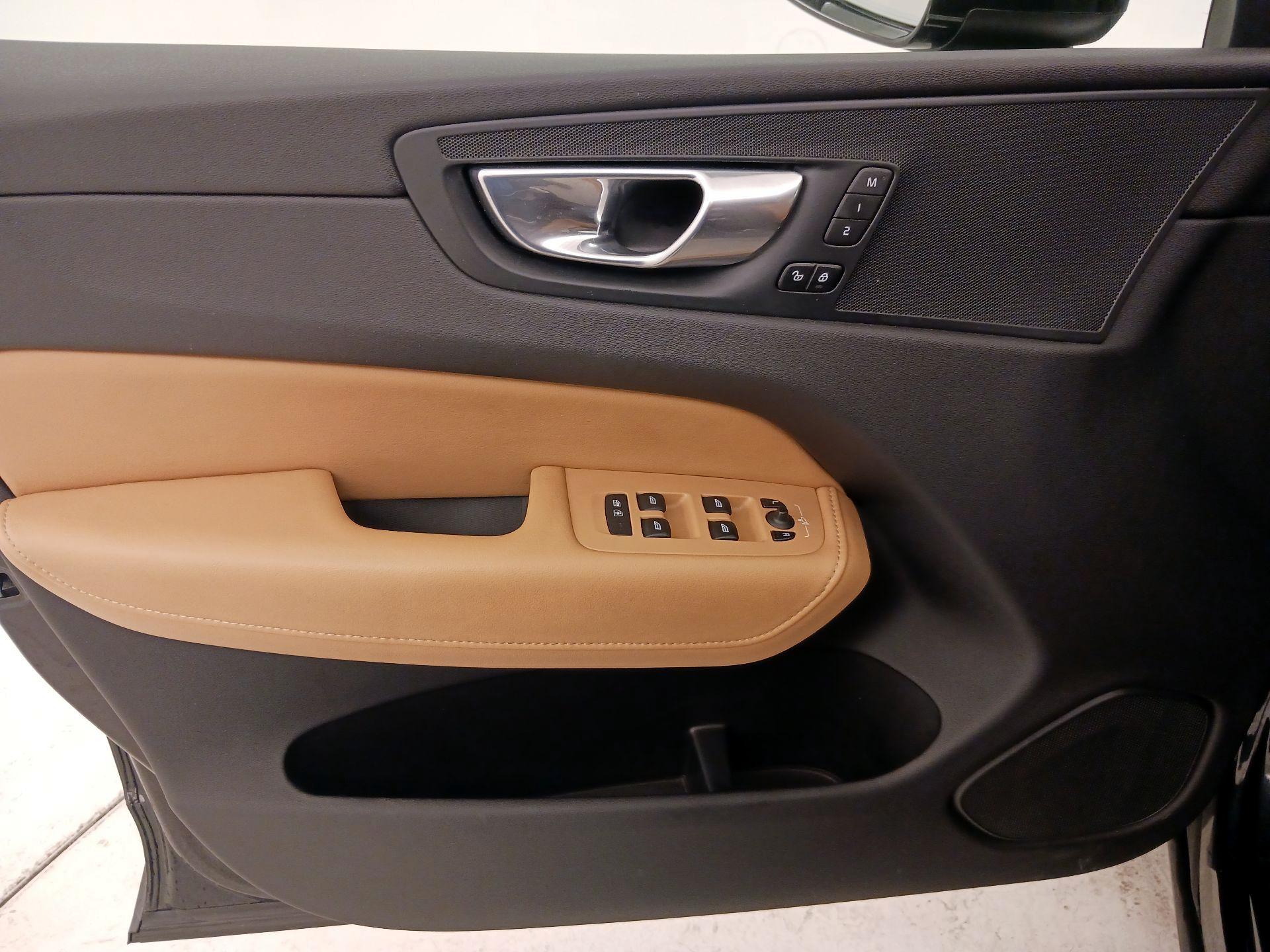 Thumbnail: 2018 Volvo XC60 - 12