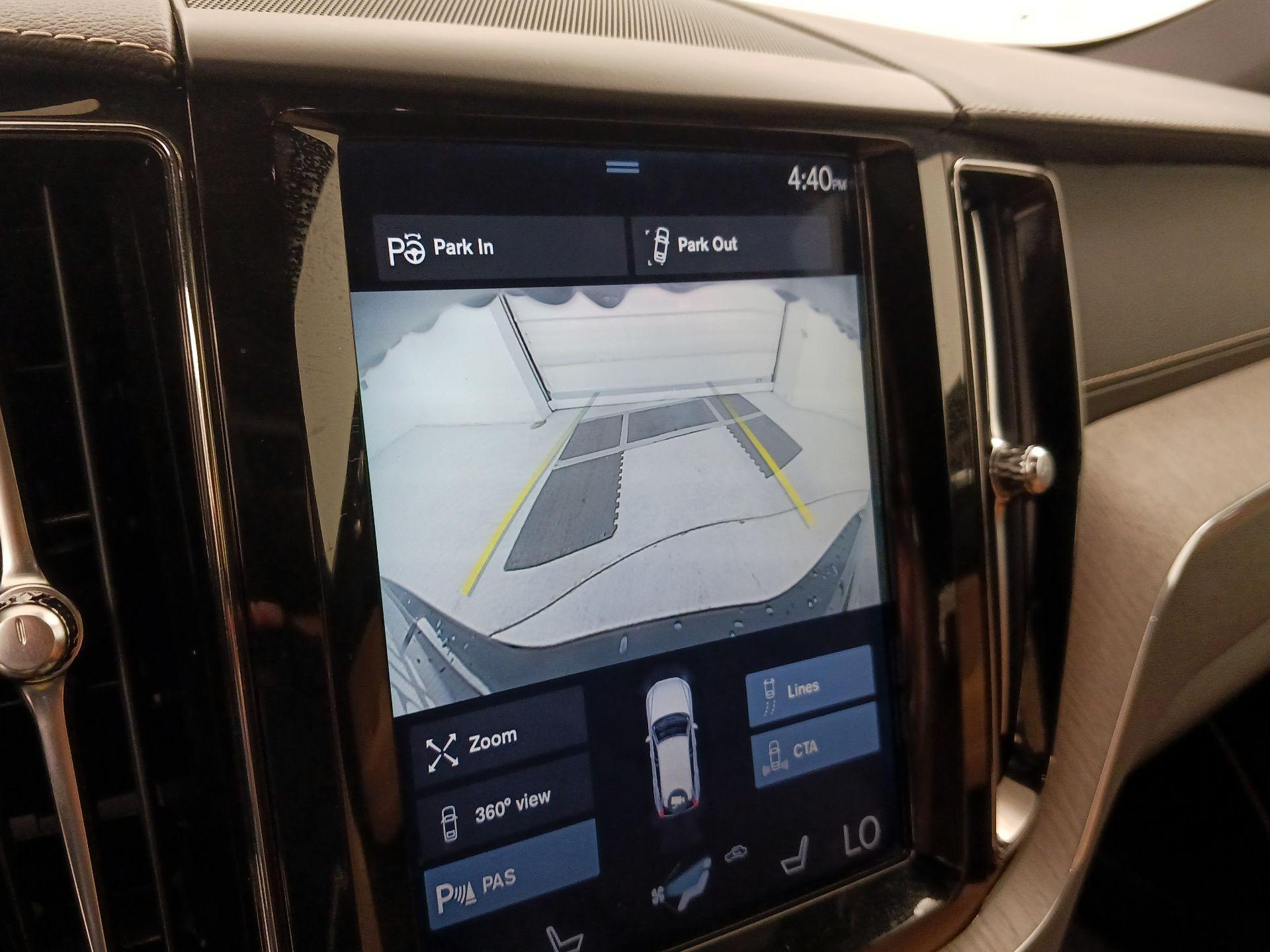 Thumbnail: 2018 Volvo XC60 - 15