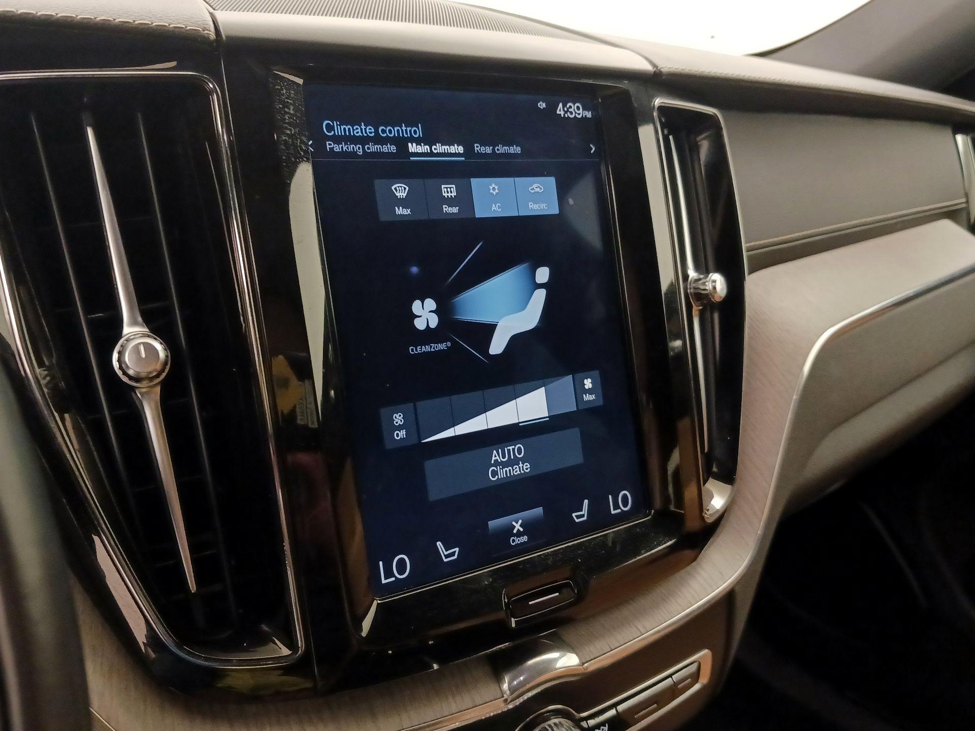 Thumbnail: 2018 Volvo XC60 - 17