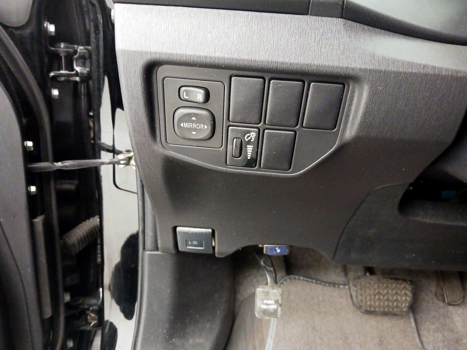 Thumbnail: 2015 Toyota Prius - 13