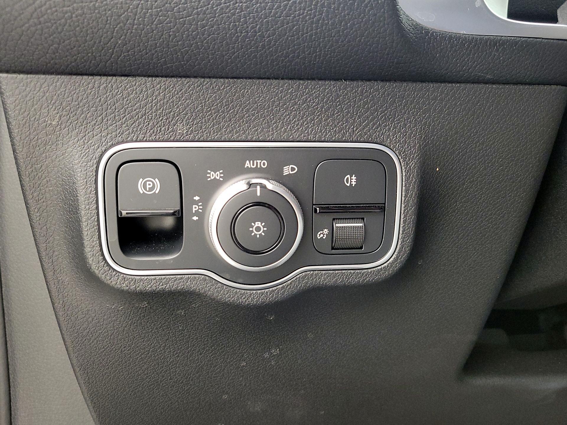 Thumbnail: 2024 Mercedes-Benz GLB - 13