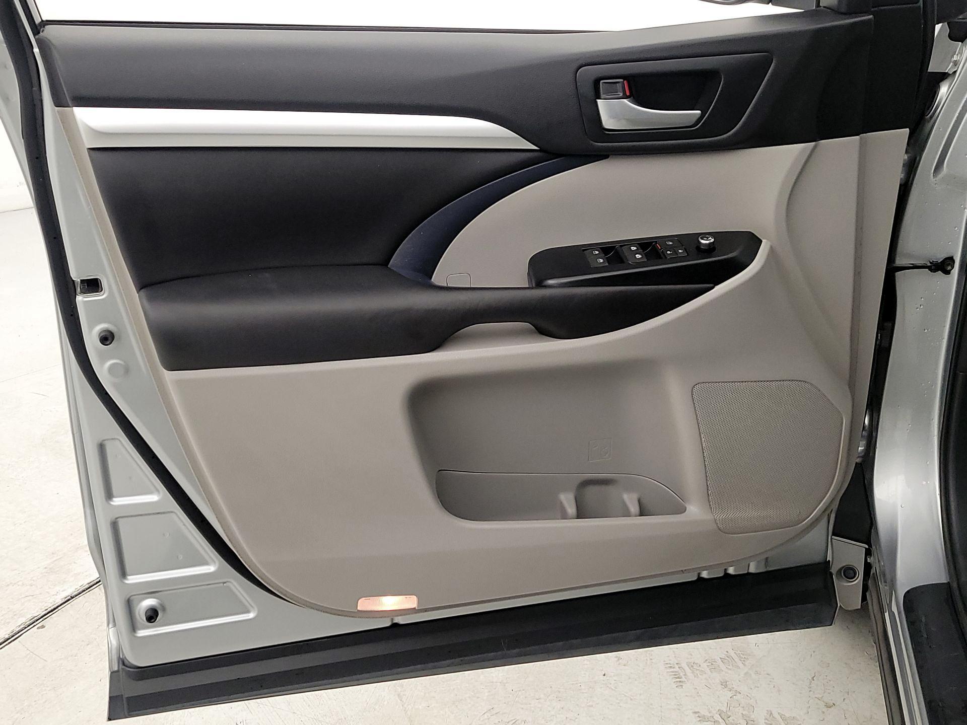 Thumbnail: 2016 Toyota Highlander - 12