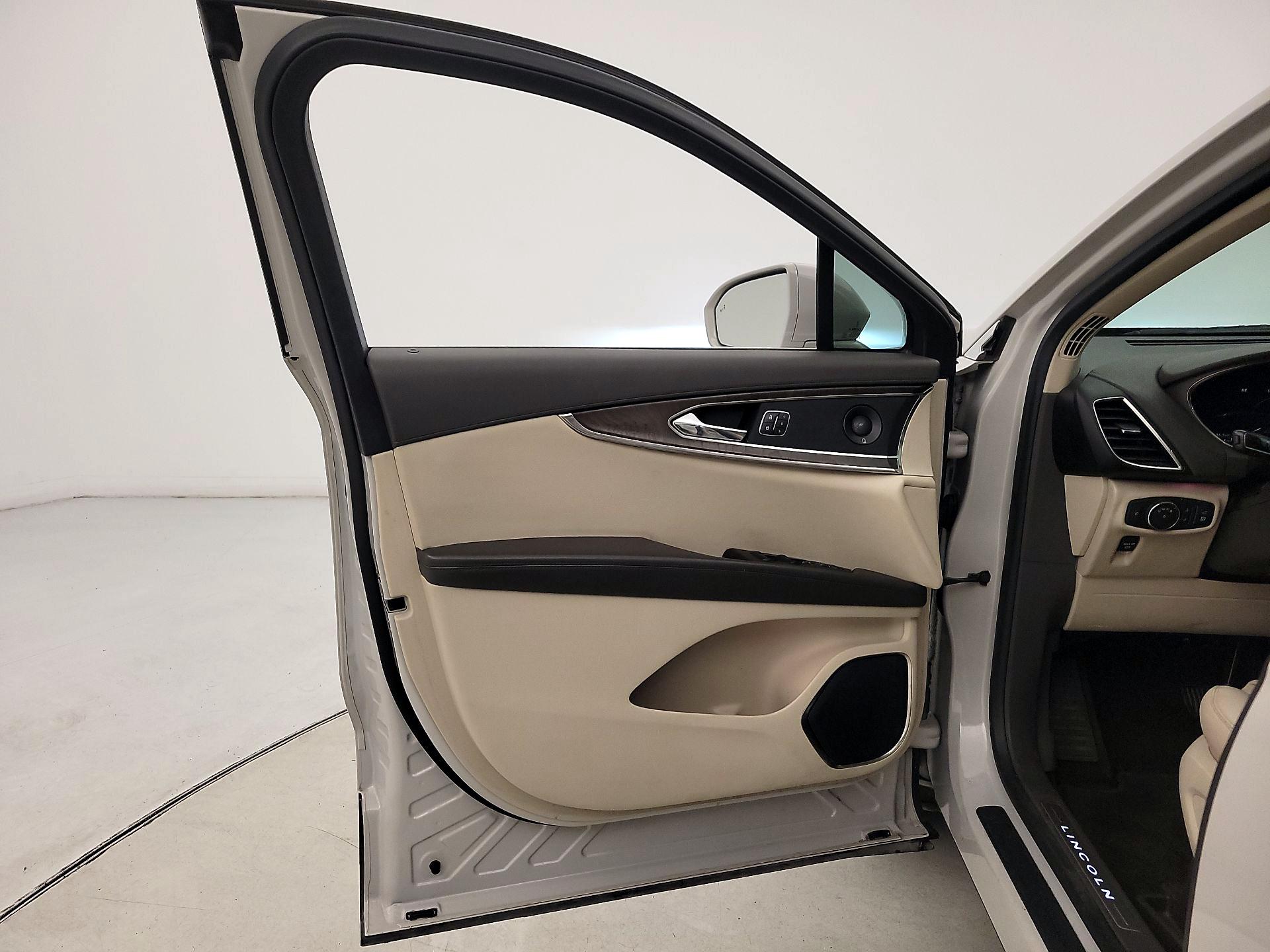 Thumbnail: 2019 Lincoln Nautilus - 12