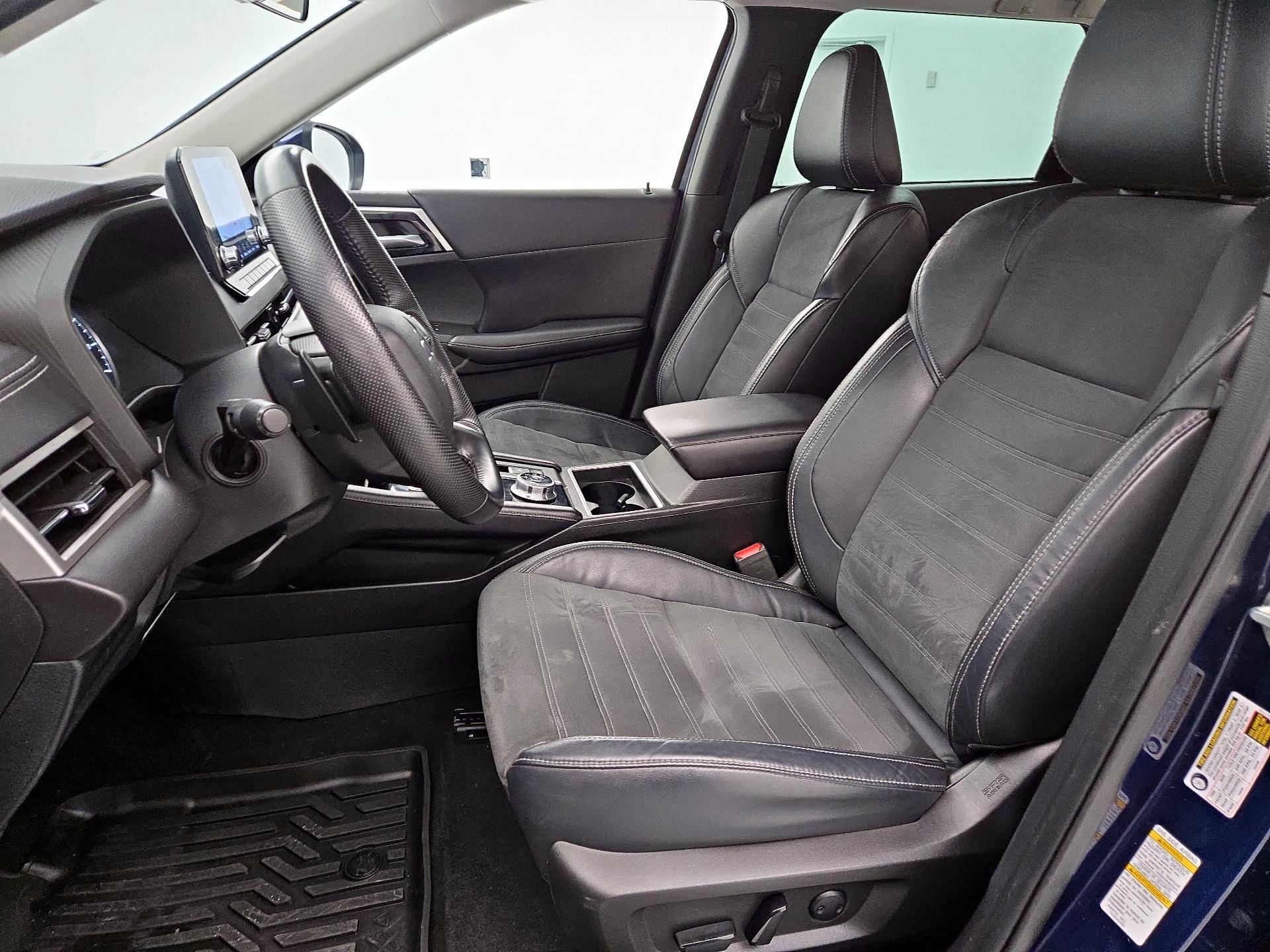 Thumbnail: 2023 Mitsubishi Outlander - 11