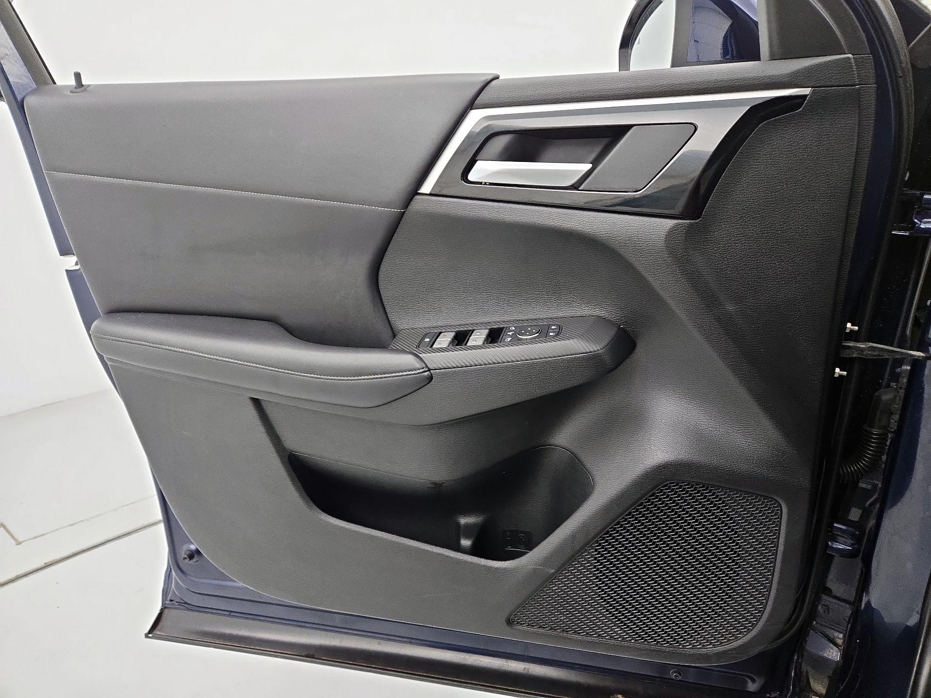 Thumbnail: 2023 Mitsubishi Outlander - 12