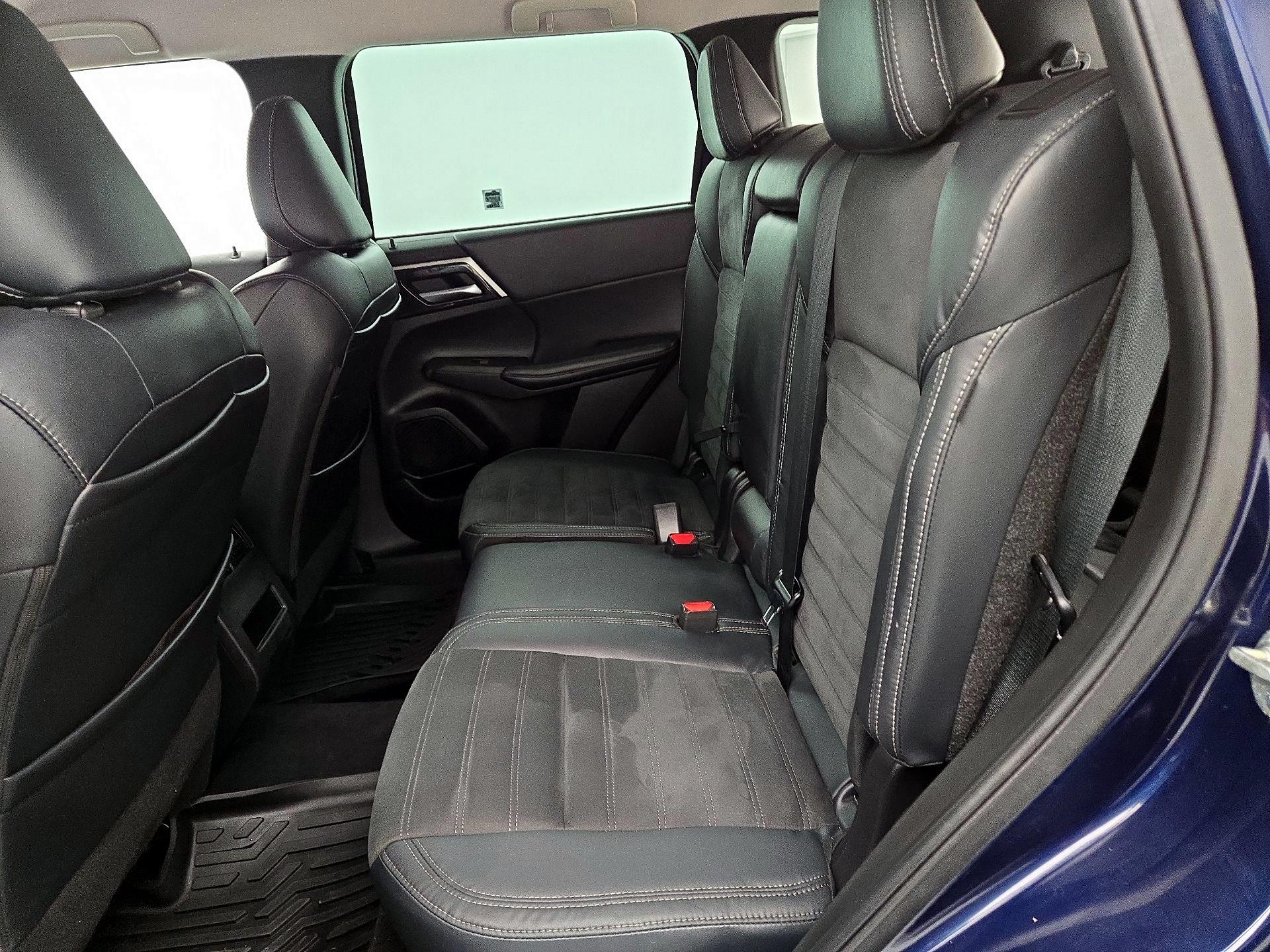 Thumbnail: 2023 Mitsubishi Outlander - 20