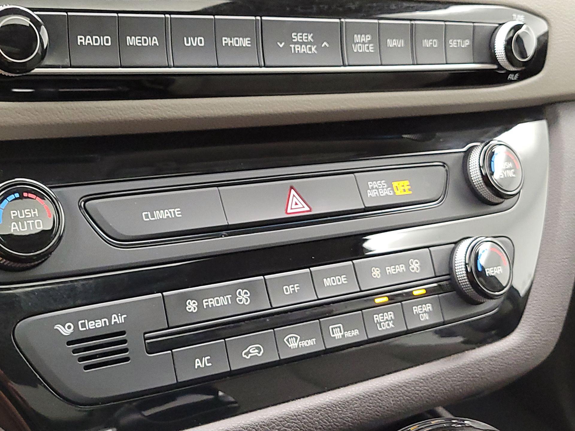 Thumbnail: 2015 Kia Sedona - 16