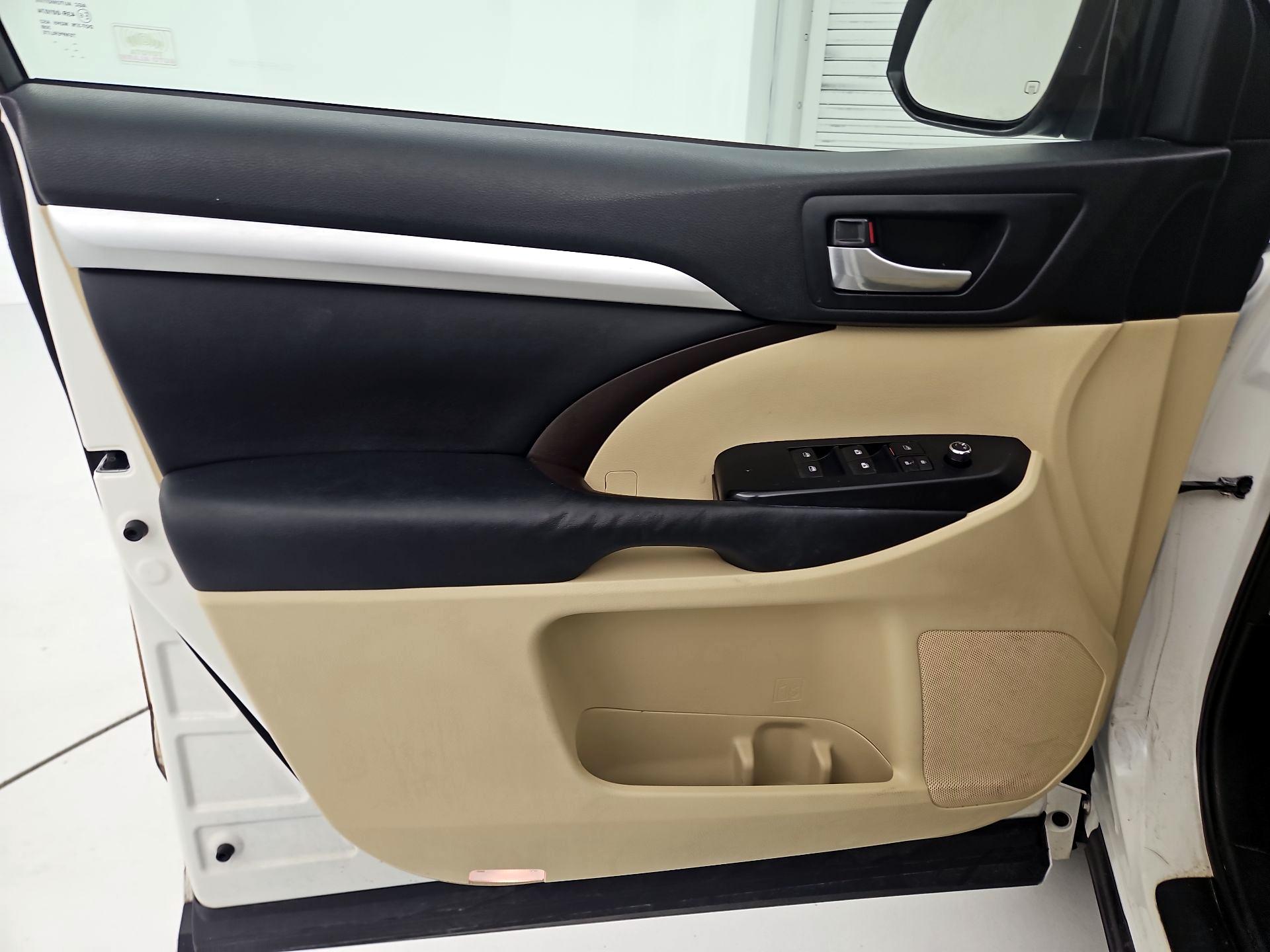 Thumbnail: 2015 Toyota Highlander - 12