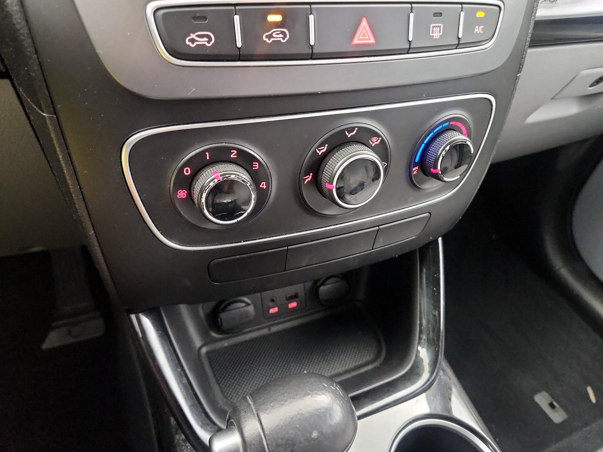 Thumbnail: 2014 Kia Sorento - 15