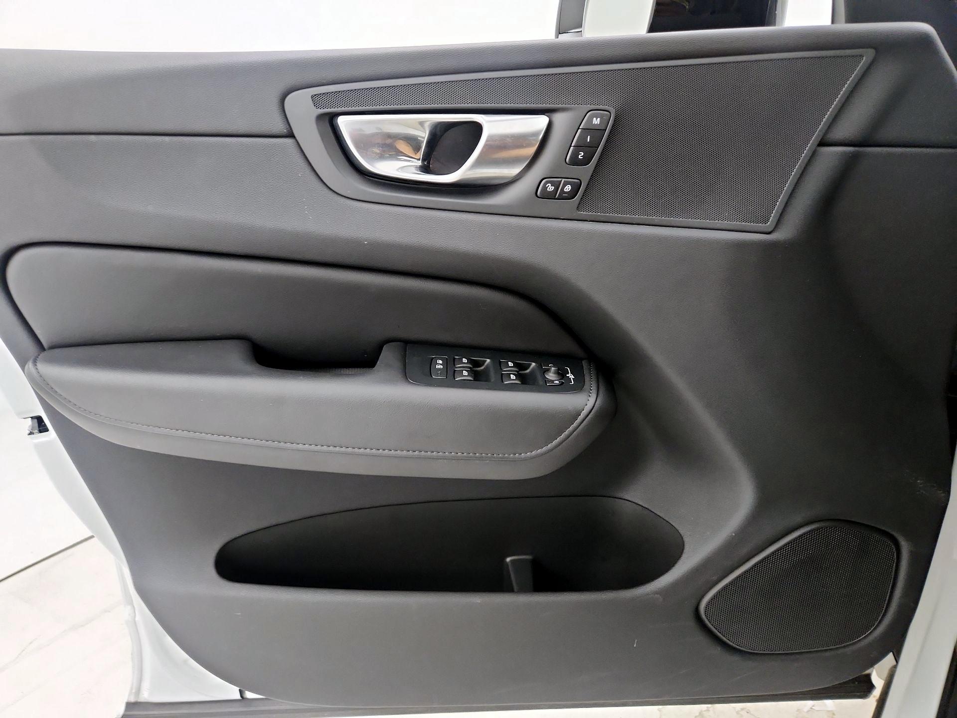Thumbnail: 2025 Volvo XC60 - 12