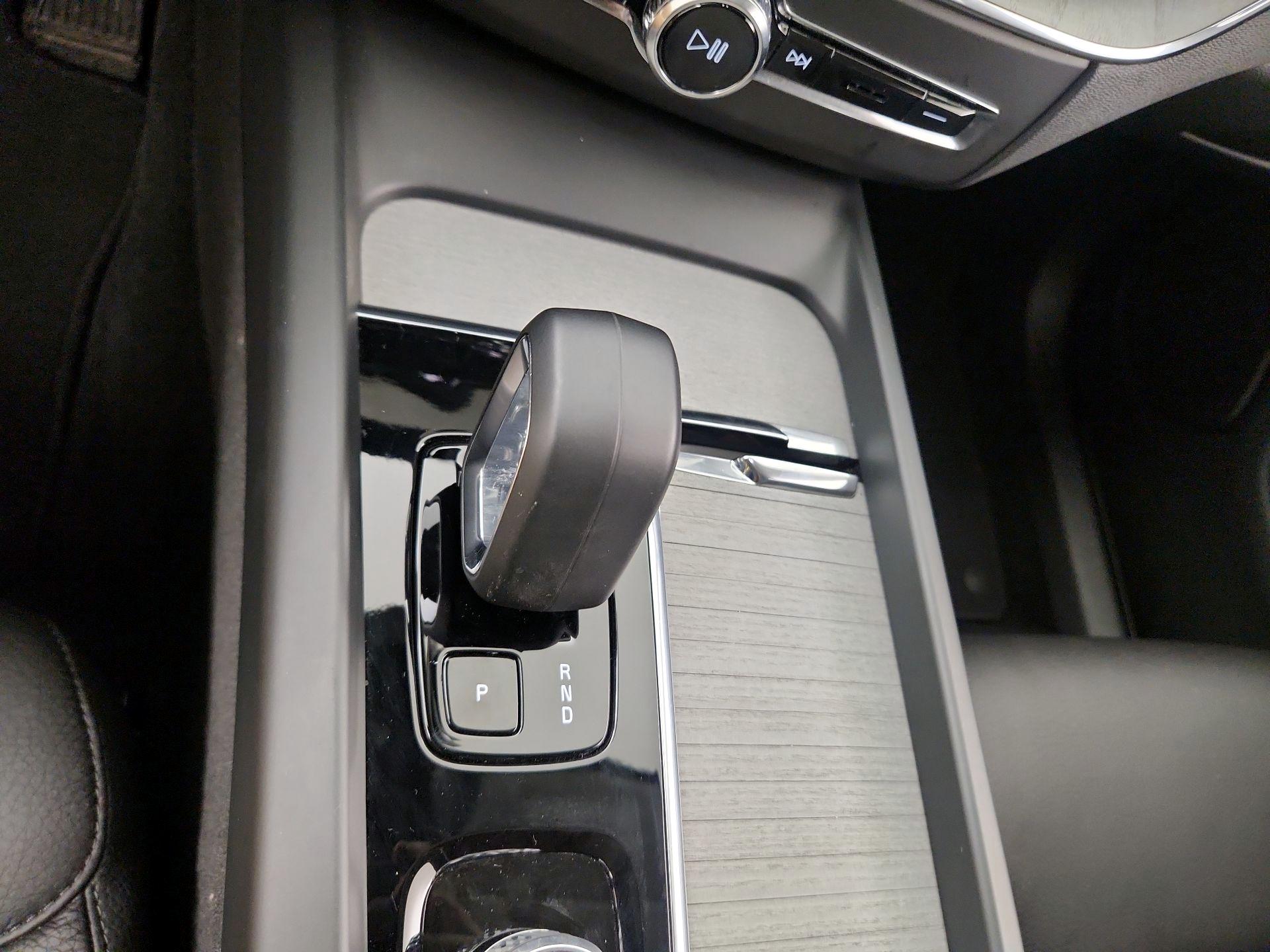 Thumbnail: 2025 Volvo XC60 - 17