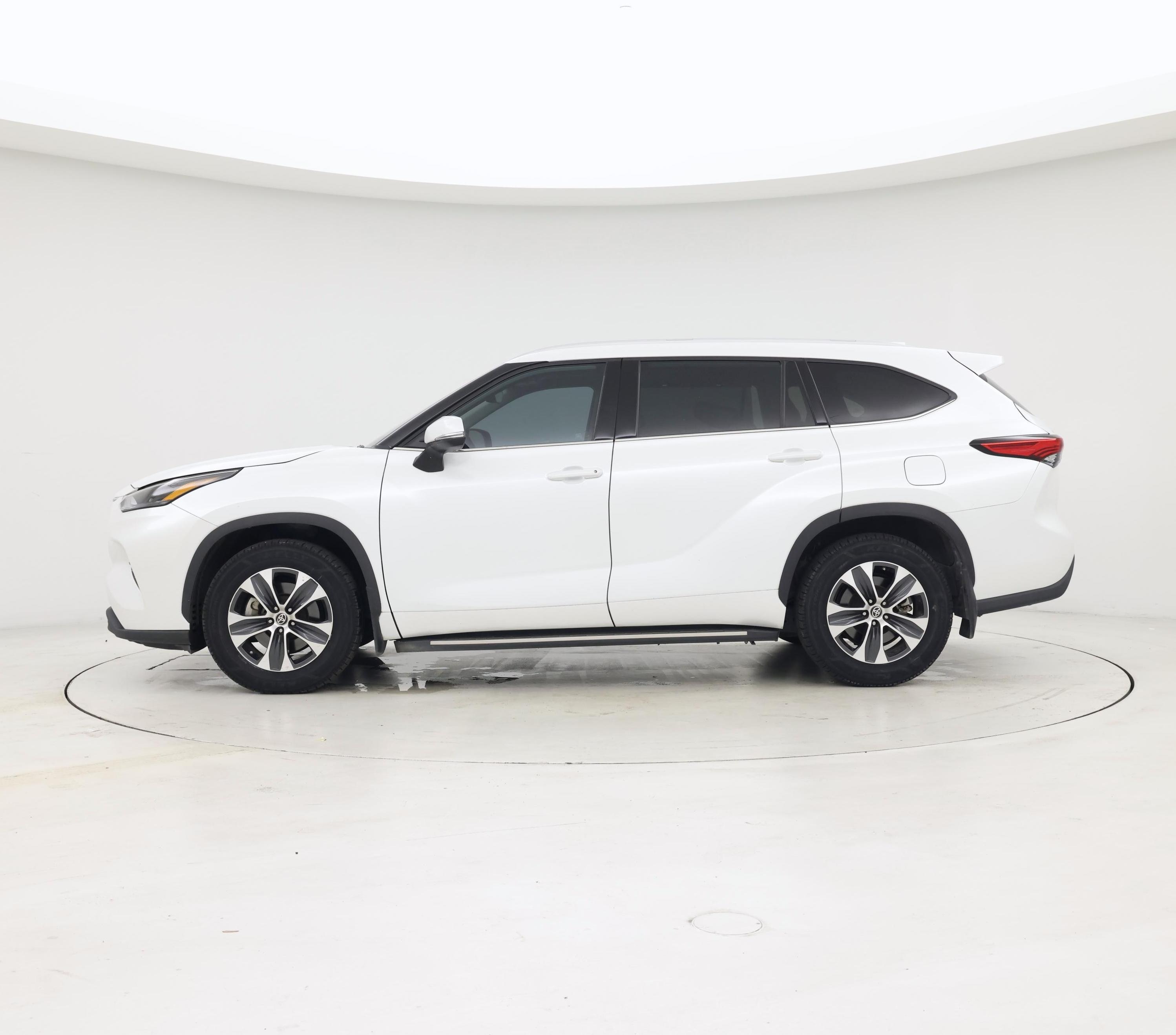 Thumbnail: 2022 Toyota Highlander - 3