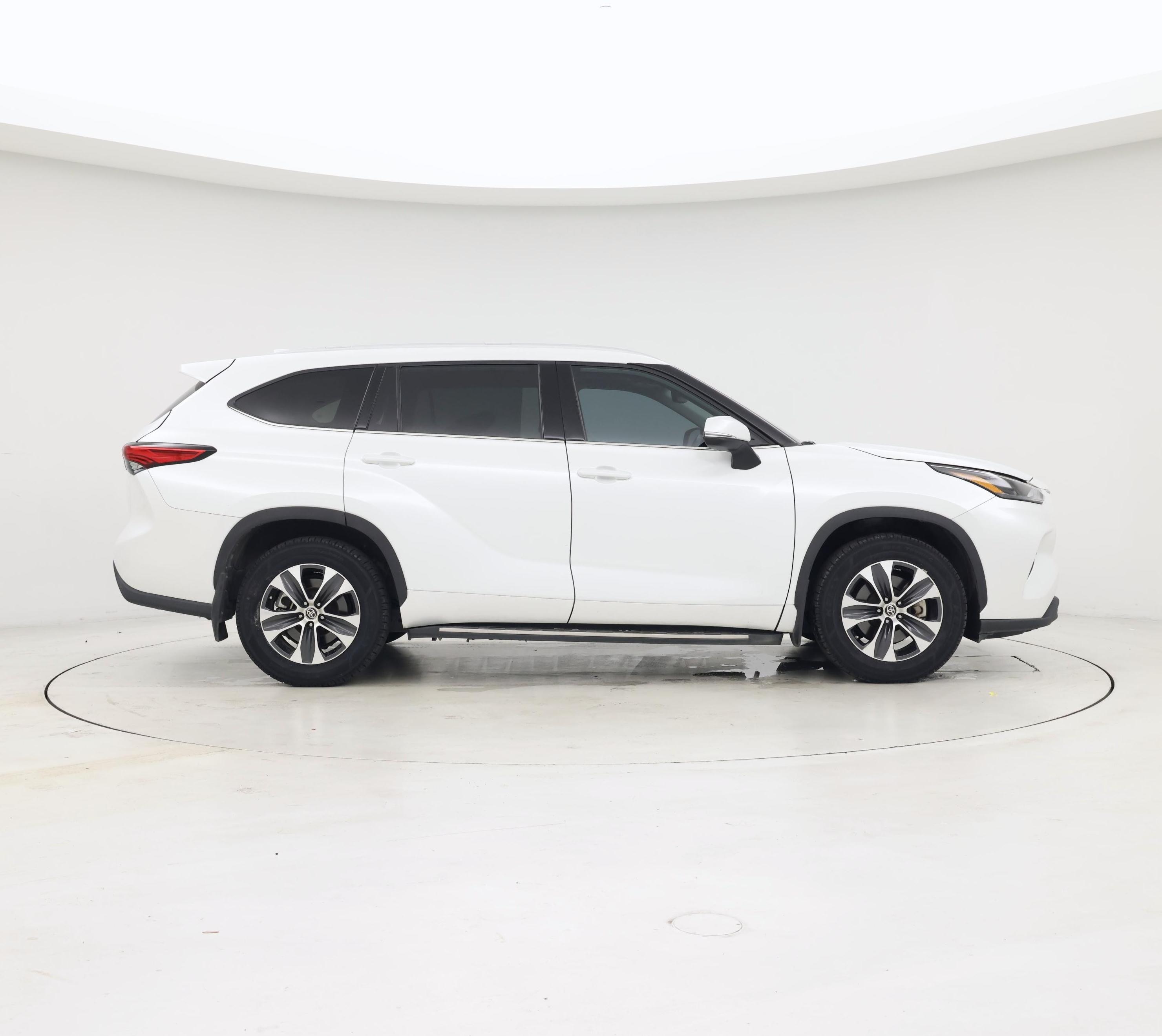 Thumbnail: 2022 Toyota Highlander - 7