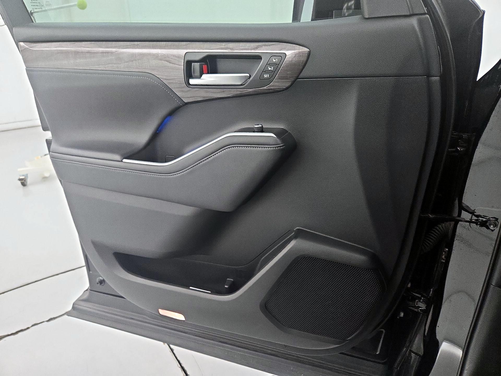 Thumbnail: 2020 Toyota Highlander - 12