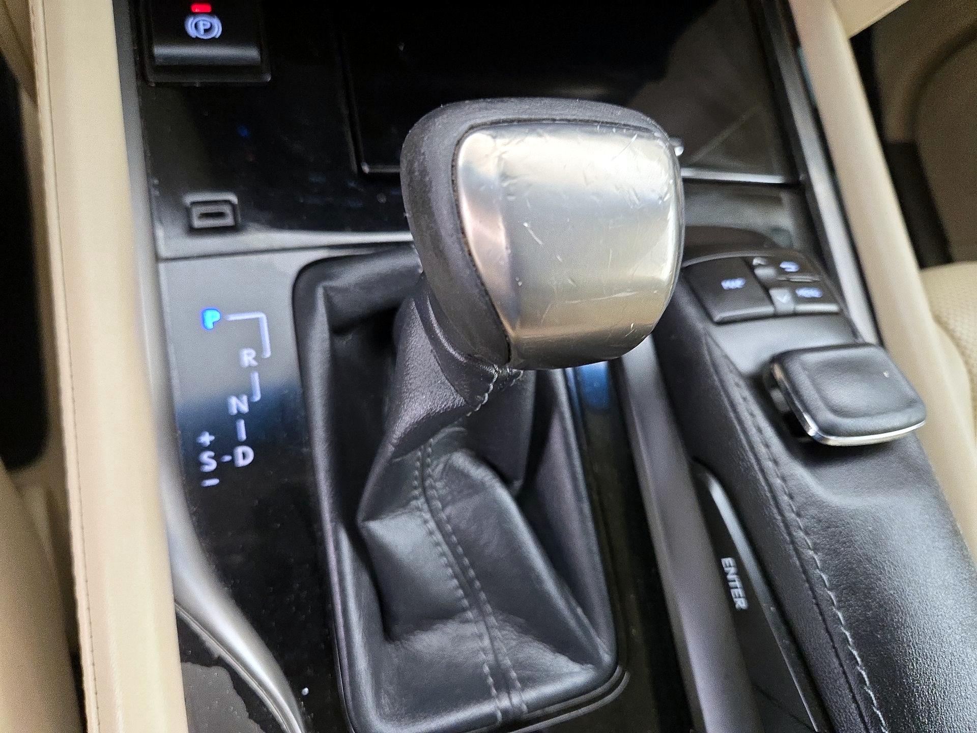 Thumbnail: 2018 Lexus LX - 18