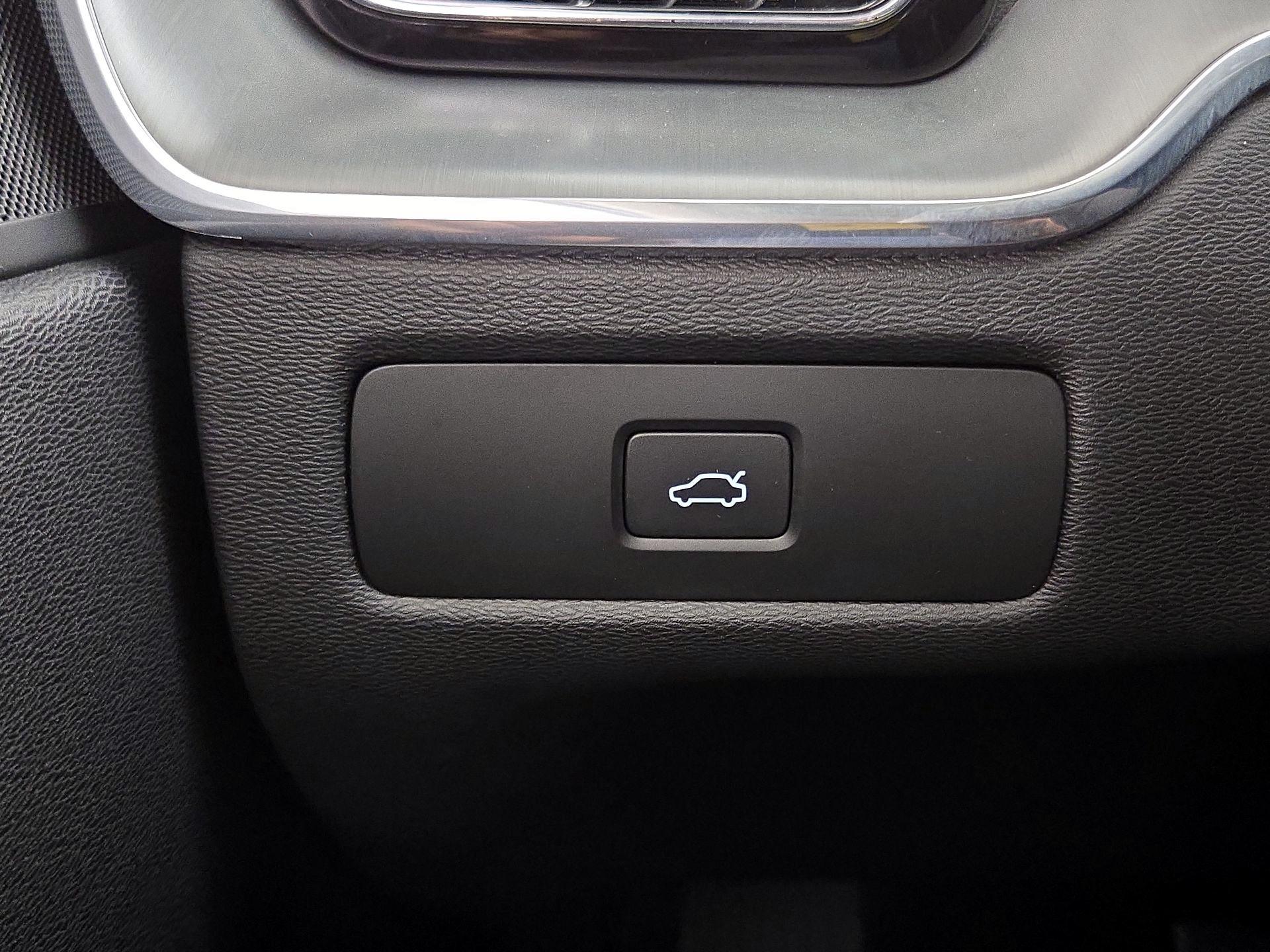 Thumbnail: 2023 Volvo XC60 - 13