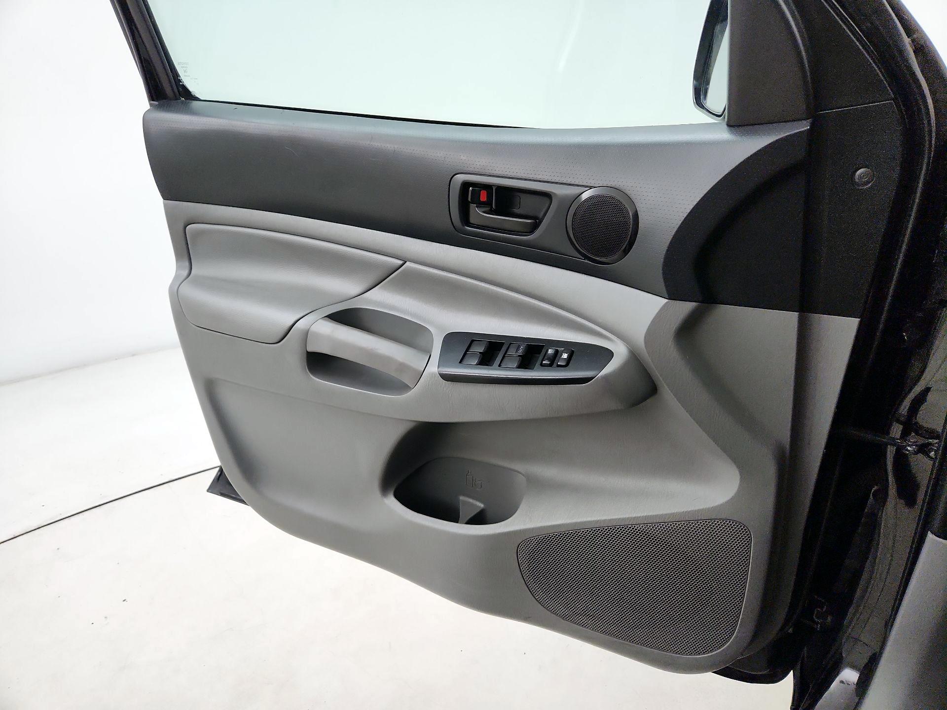 Thumbnail: 2015 Toyota Tacoma - 12