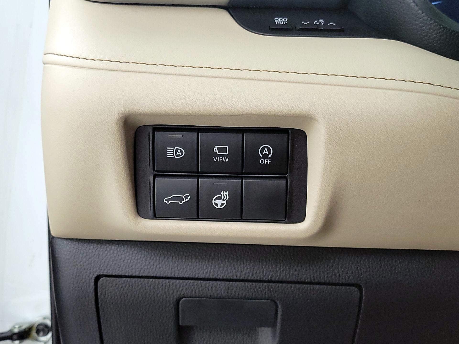 Thumbnail: 2023 Toyota Highlander - 13