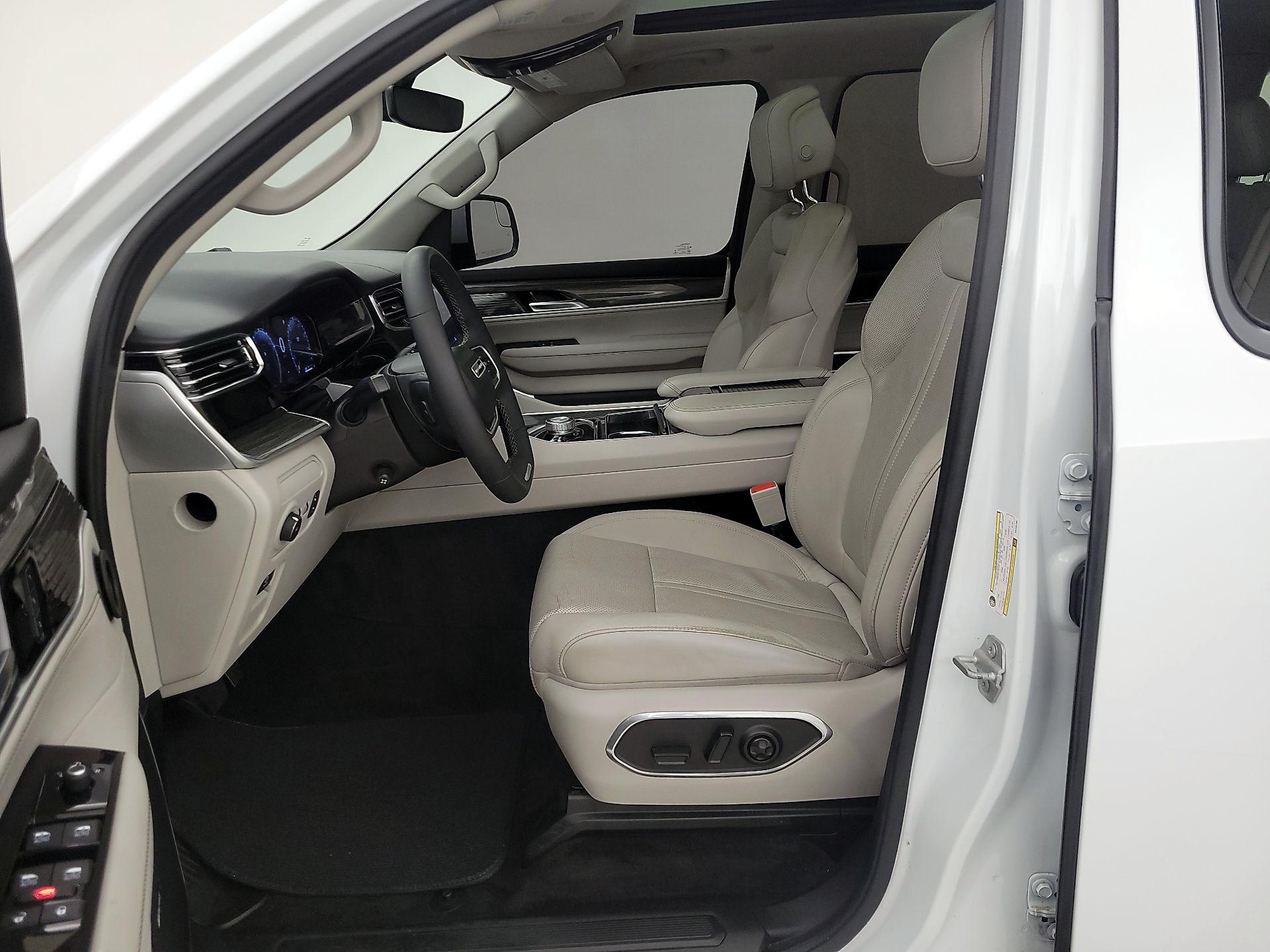 Thumbnail: 2022 Jeep Wagoneer - 11