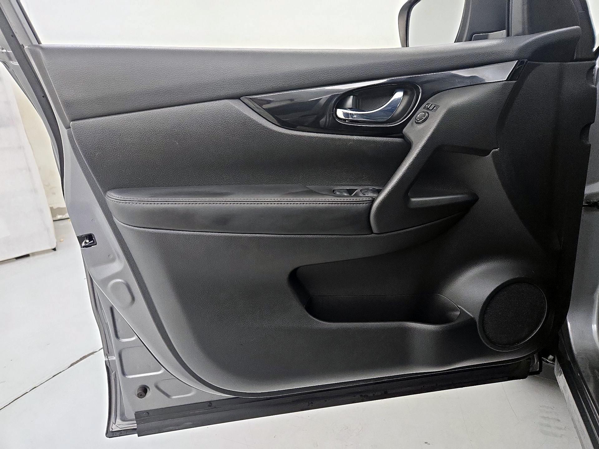 Thumbnail: 2017 Nissan Rogue Sport - 12