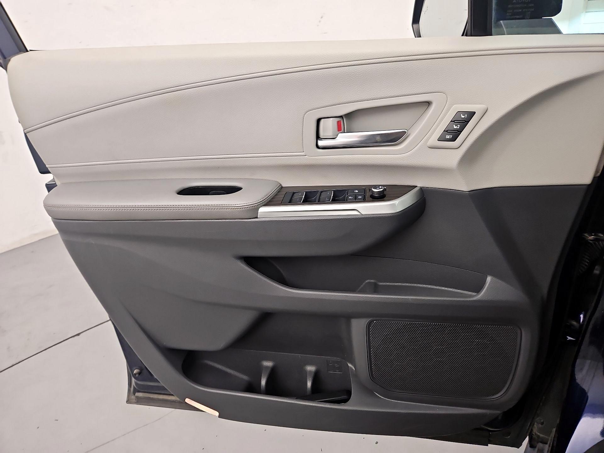 Thumbnail: 2022 Toyota Sienna - 12