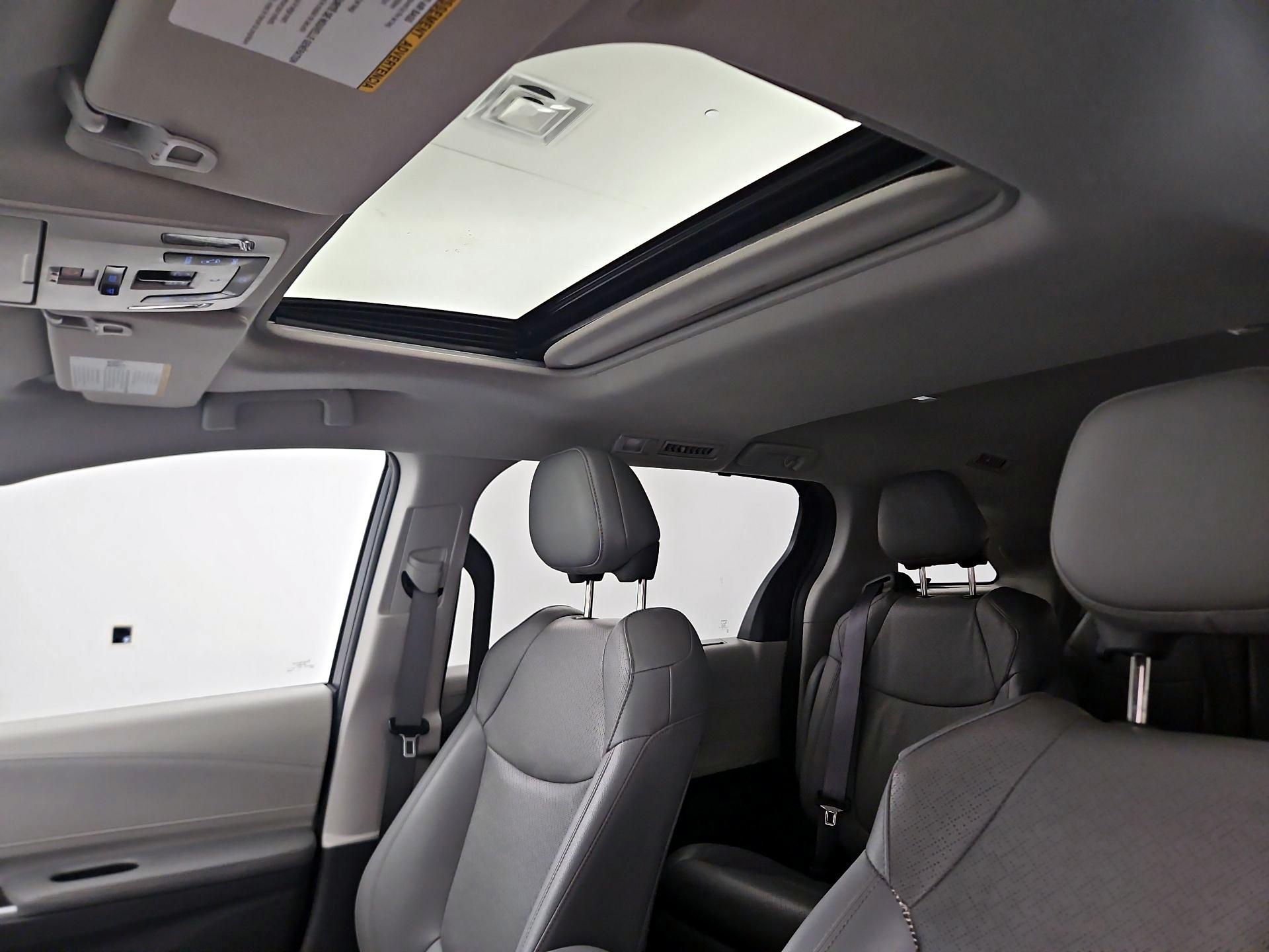 Thumbnail: 2022 Toyota Sienna - 20