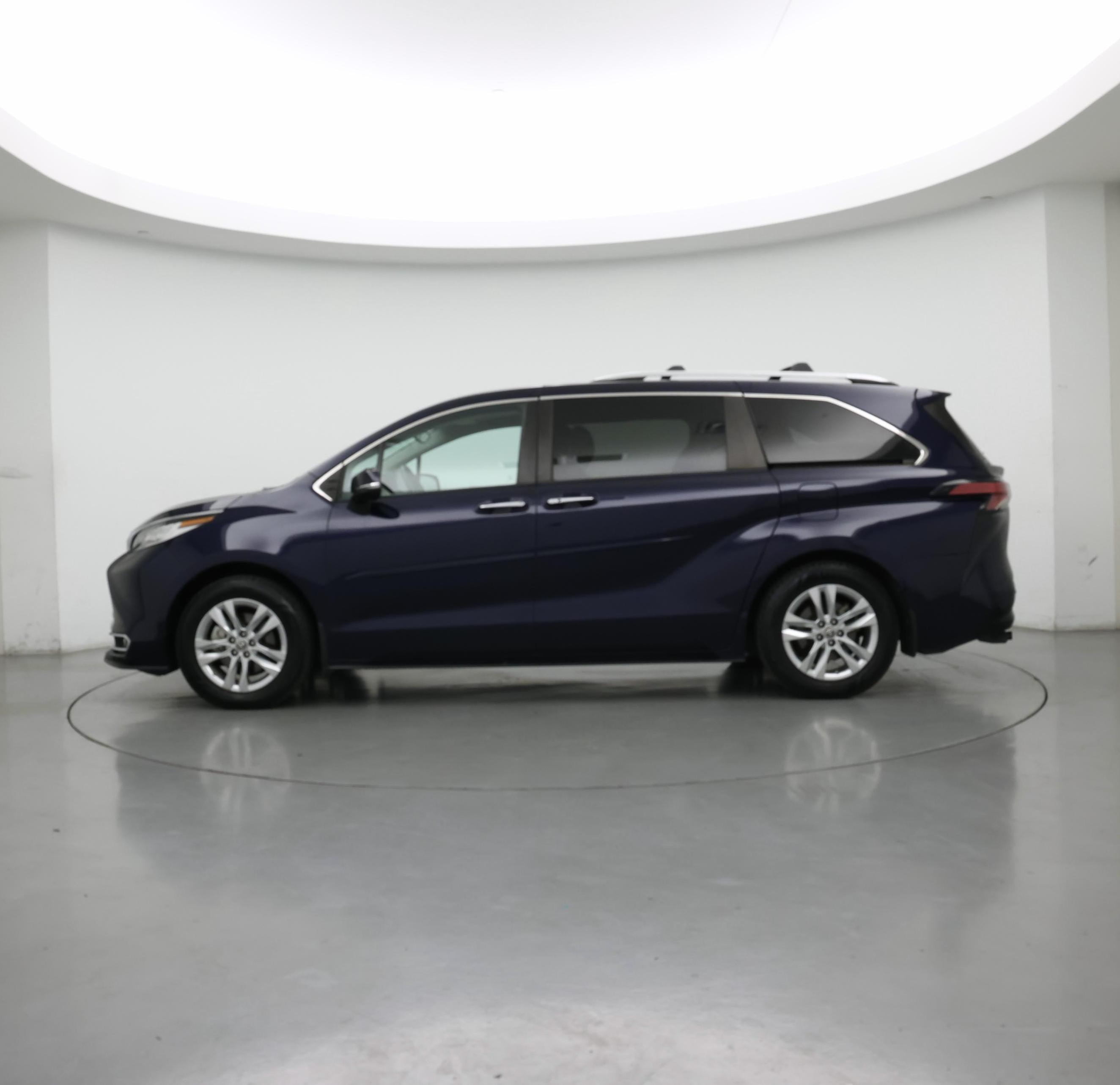 Thumbnail: 2022 Toyota Sienna - 3