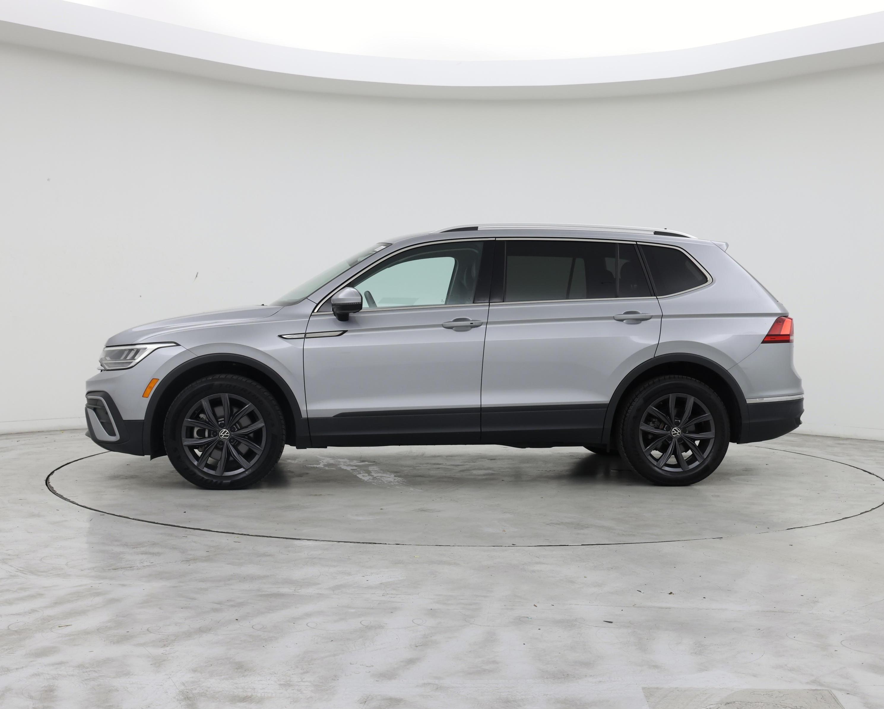 Thumbnail: 2022 Volkswagen Tiguan - 3