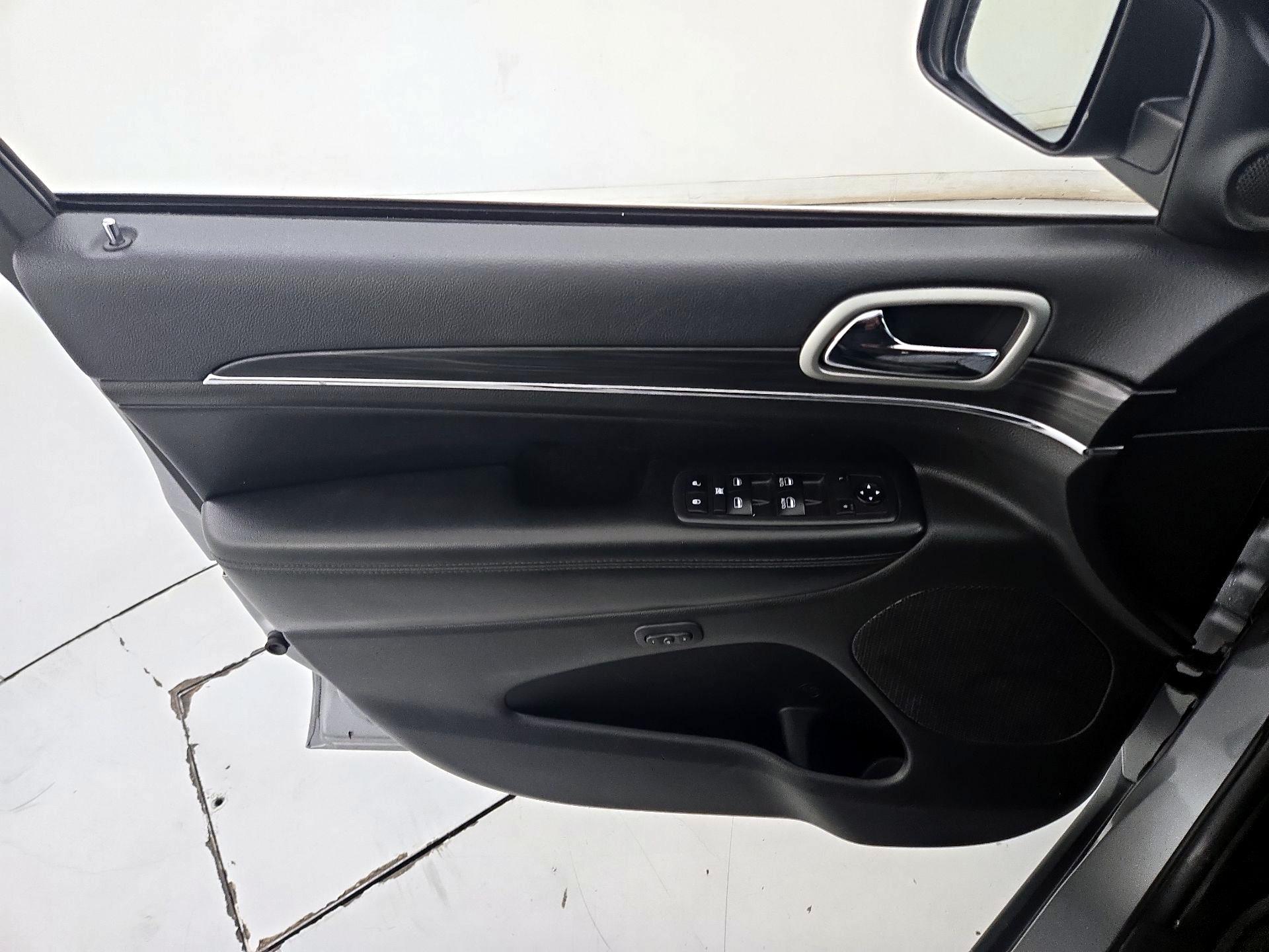 Thumbnail: 2019 Jeep Grand Cherokee - 12