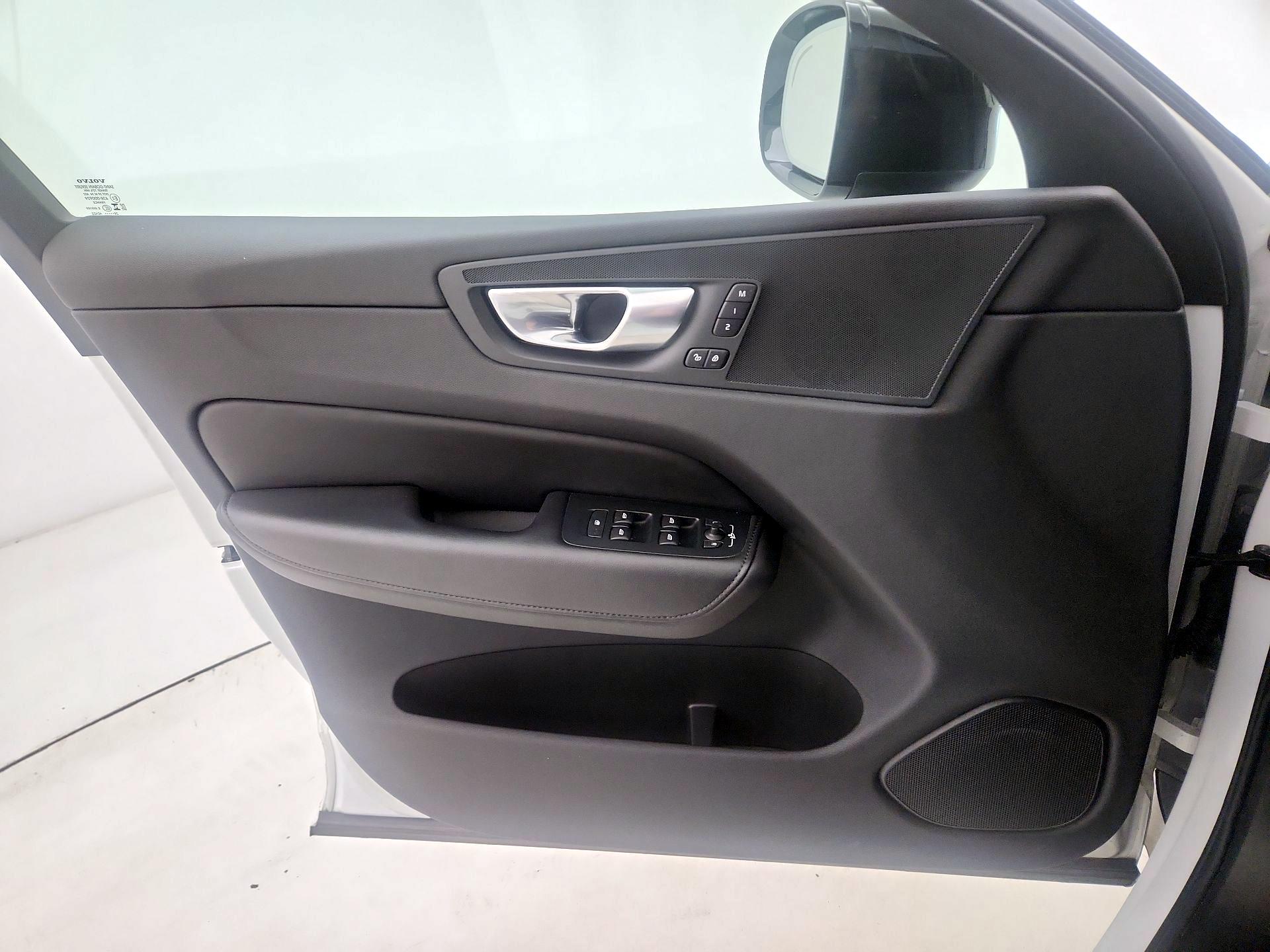 Thumbnail: 2025 Volvo XC60 - 12